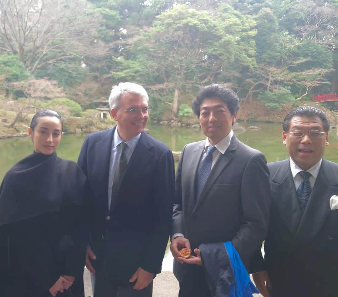 国木田彩良のインスタグラム：「His excellency mr Gianluigi Beneditti ambassador of Italy to Japan and his royal highness Prince Konoe organized a ceremony to celebrate the 47 ronin that represents the core of Japanese loyalty. Still today we pray for our ancestors and the figures that built our culture. Grazie 🇮🇹」