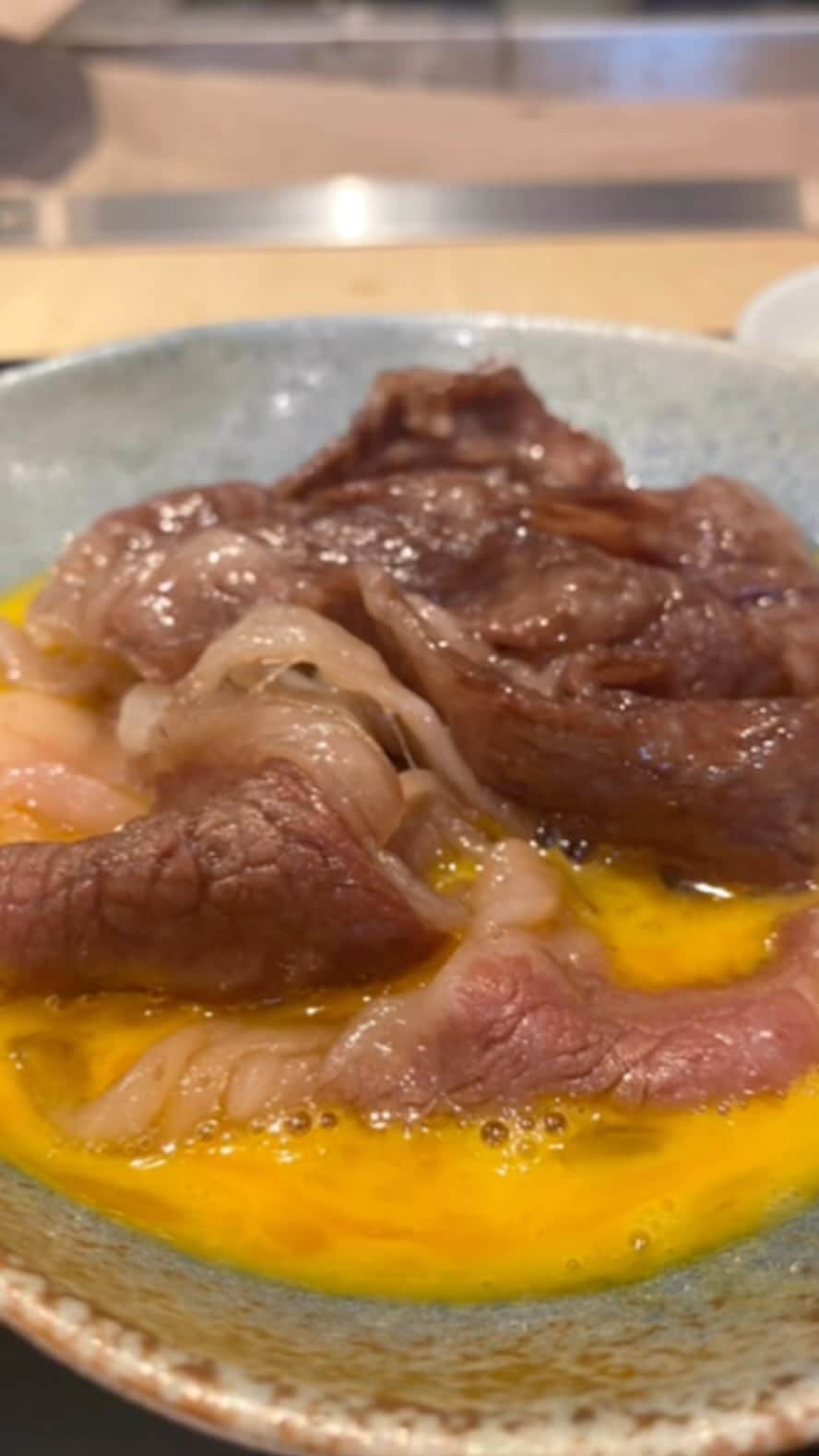 東京肉レポートのインスタグラム：「If you have chance to visit Shonan beach & Enoshima island, a popular beach spot for surfing, try Wagyu Sukiyaki at “Chikayo” ! It only costs JPY 2,280 (approx USD 15) and takes 15min to finish the meal !   初江ノ島上陸！｢ちかよ｣はカウンターのみのすき焼き屋さん！和牛のリブロースが100gと白米・卵・お漬物がついて2,280円で、お砂糖と醤油で焼き上げる関西風すき焼きが楽しめます！味付けは結構甘め！お腹に余裕があれば追い肉も！ファストフード系すき焼き楽しかった！  価格帯：2,000〜3,000円 オススメメニュー：すき焼きセット、追い肉  #ちかよ #江ノ島 #湘南 #江ノ島グルメ #湘南グルメ #すきやき #焼肉 #肉 #和牛 #牛 #グルメ #東京肉レポート #肉レポ #chikayo #enoshima #kanagawa #tokyo #tokyogourmet #yakiniku #sukiyaki #wagyu #steak #beef #instafood #food #foodie #barbecue #bbq #tokyo #tokyo_wagyu_report」