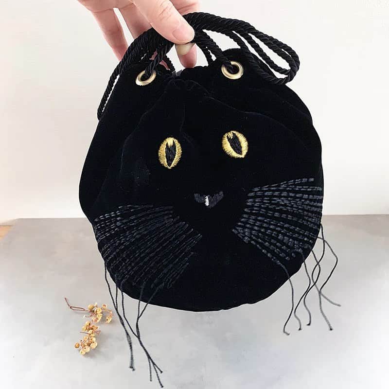 nocotoのインスタグラム：「大人気！ @catindahouse_kuromame さんのクロネコ巾着再入荷しています！斜めがけポシェットにもなる優秀なコで、目の刺繍がハートに見えてカワイイんですよね〜😍  #blackcat #黒猫 #巾着 #catindahouse #cat」