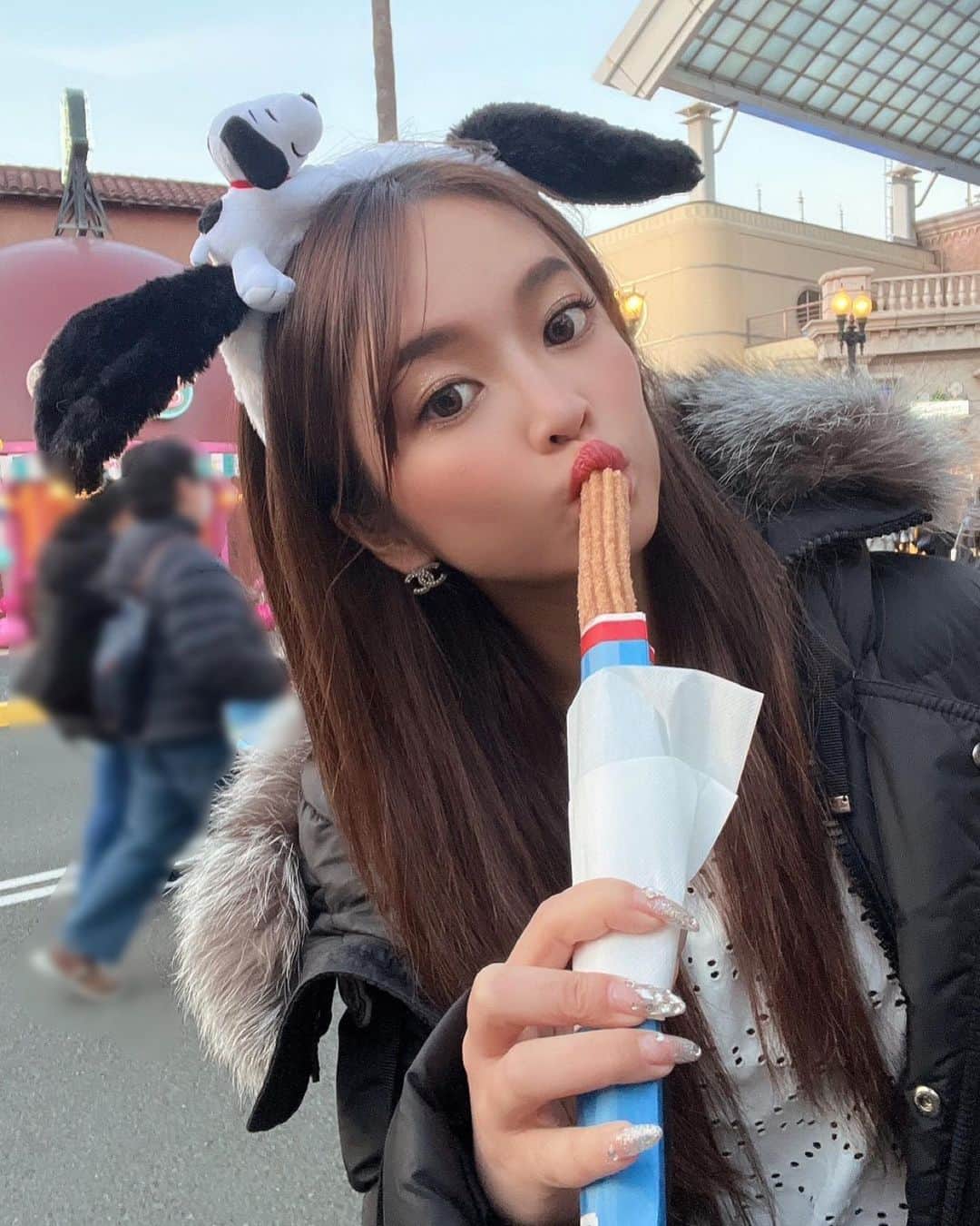 宇都宮茜のインスタグラム：「携帯無くして何も持たずのままいったユニバ🌍  待ち合わせも 昭和のポケベルもない時代の感じでドキドキやった⭐︎⭐︎  案外携帯なくても生きていけるのね✌🏻(もう絶対嫌) .  待ち合わせ時間だれもおらんくて たまたま30分みんな遅れてきてたみたいで 館内放送してもらおうと サービスセンターまでいったもんなぁ⤴︎⤴︎⤴︎ .  呼び出しやってないみたいで手紙残します？てゆわれてメッセージ書いたのはもう思ひ出🙂🙂  「スタバ前で待ってます あかねより」  って書いたのはほんまジワる。  #携帯大事　  .  .  Have you ever been to usj in Japan? Snoopy is cute ✌🏻💓  일본의 usj에 가본 적이 있습니까? 스누피 귀여운 ✌🏻💓  .  .  .  .  .  .  .  .  .  .  .  .  .  .  .  .  .  .  .  .  .  .  .  .  .  . .  .  .  .  .  .  .  .  .  .  .  .   . #usj#ユニバ#ユニバーサルスタジオジャパン#ユニバコーデ#スヌーピー#スヌーピー#チュロス#チュリトス#usjコーデ#東京モーターショー#キャンギャル#コンパニオン#車横モデル#水着女子#自撮り女子#ビキニ女子#インスタグラビア#ケツスタグラム#イベントコンパニオン#レースクイーン#キャンペーンガール#セクシー系#撮影会#水着#海好き女子#japanesegirl#Swimsuitgirls」