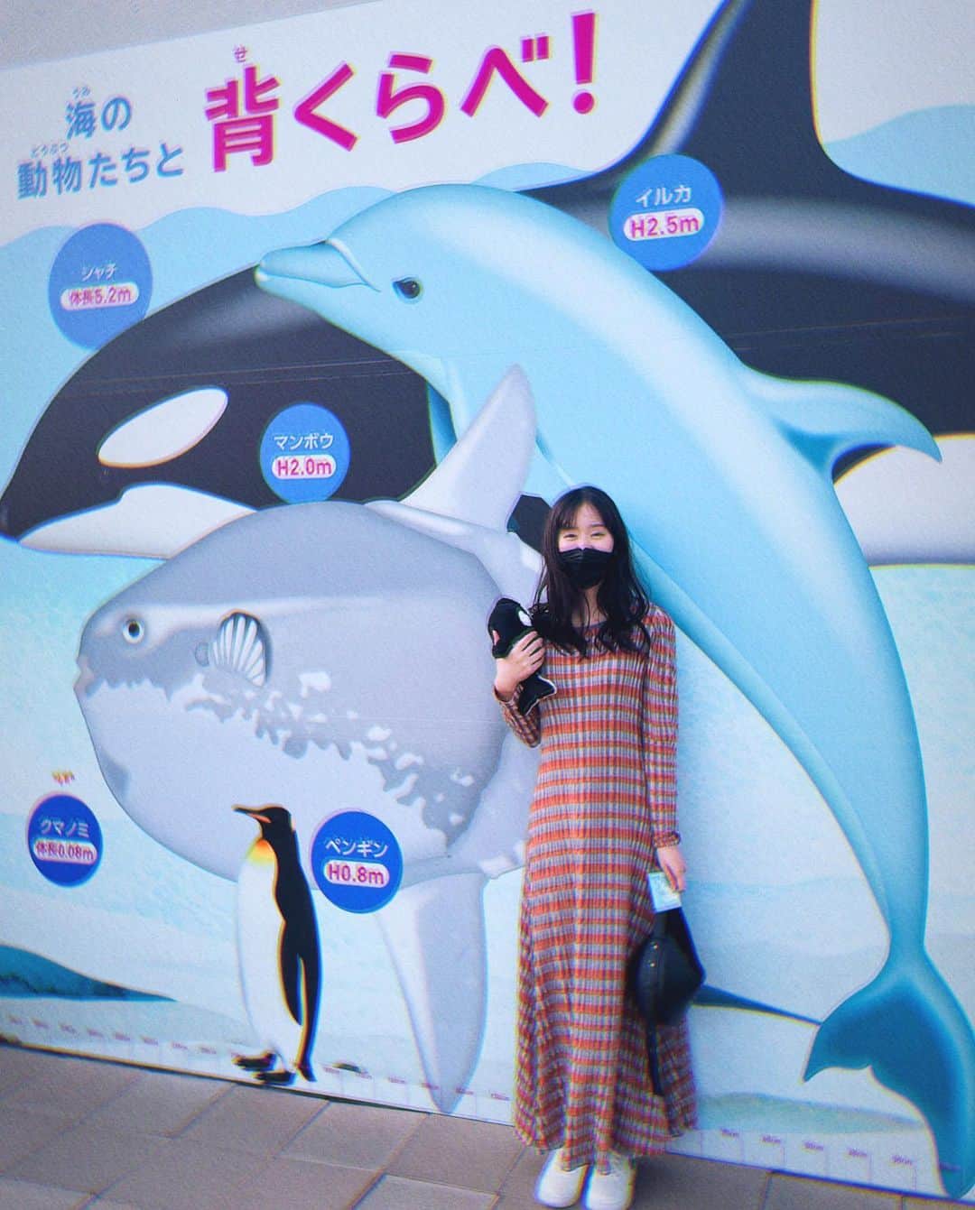廣岡聖さんのインスタグラム写真 - (廣岡聖Instagram)「背くらべ！！！！！ (片手にシャチとベルーガにタッチ参加証明書)  #鴨川シーワールド#鴨川#千葉#水族館#春服#ameri#amerivintage#ワンピース#チェック柄#シャチ#シャチショー#休日の過ごし方」3月14日 21時29分 - hirooka_hijiri
