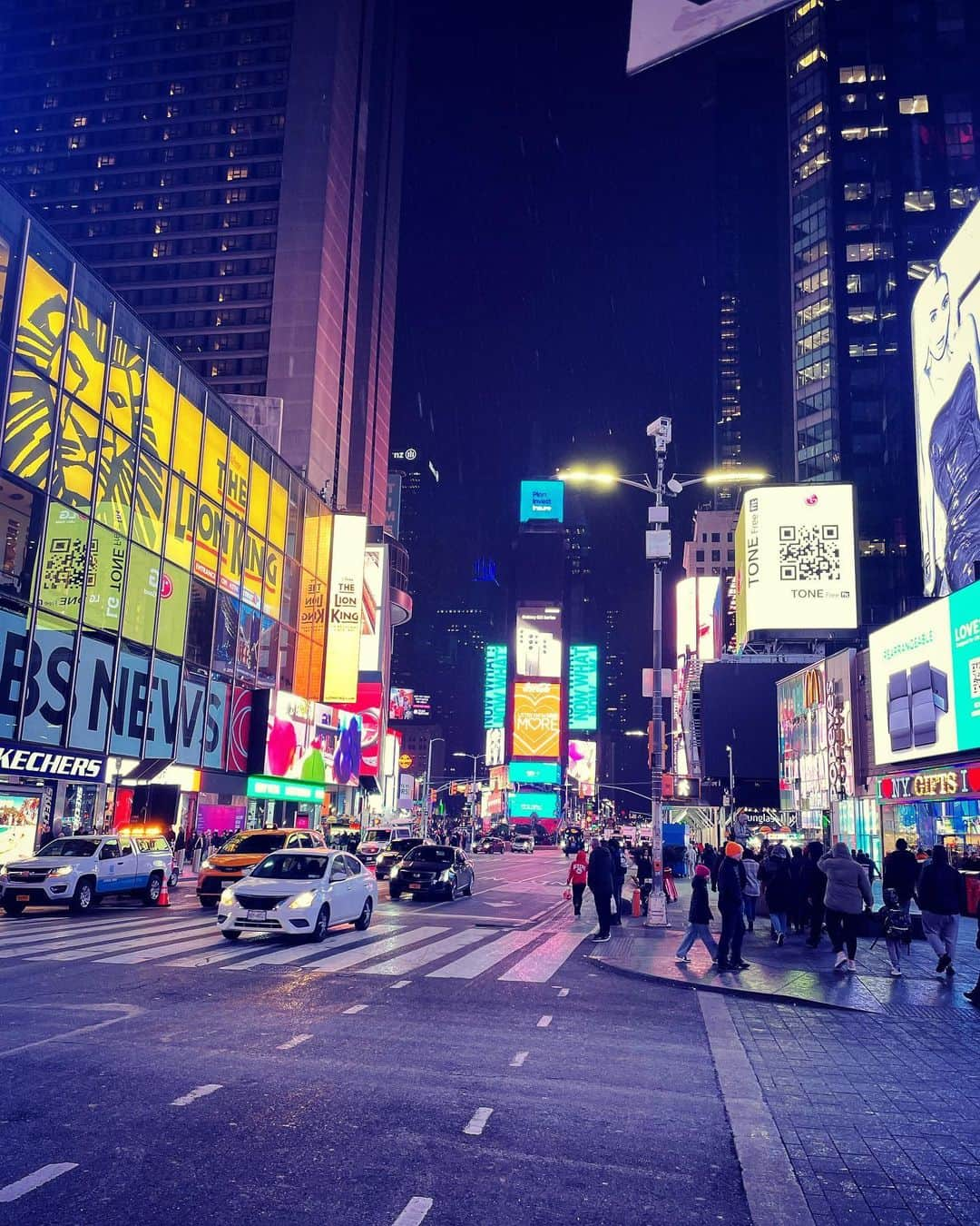 芝咲美穂さんのインスタグラム写真 - (芝咲美穂Instagram)「🇺🇸Times Square  この日のタイムズスクエアはとても寒くて、雪もちらつくお天気でした。 そんな夜でも賑やかで、色彩がとても鮮やか。  自然とポジティブになっていくというか、強制的にポジティブになっていくというか… 不思議な魅力のある街だなぁと改めて感じた夜でした。  #timessquare#newyork #newyorkcity」3月14日 21時30分 - miho_shibasaki