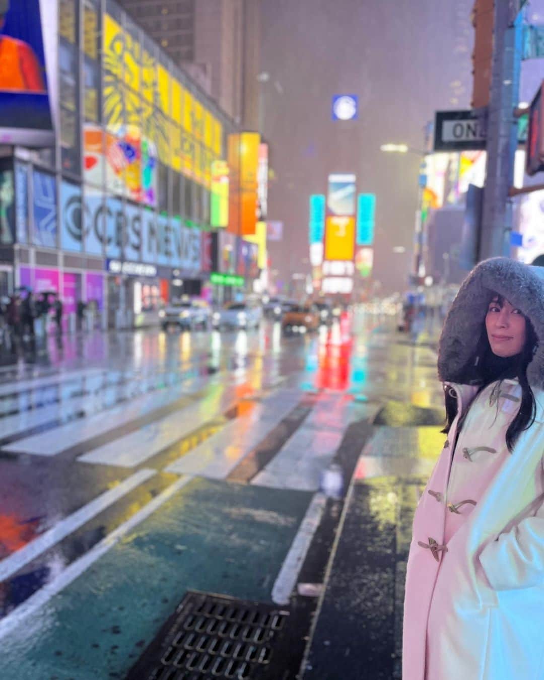 芝咲美穂さんのインスタグラム写真 - (芝咲美穂Instagram)「🇺🇸Times Square  この日のタイムズスクエアはとても寒くて、雪もちらつくお天気でした。 そんな夜でも賑やかで、色彩がとても鮮やか。  自然とポジティブになっていくというか、強制的にポジティブになっていくというか… 不思議な魅力のある街だなぁと改めて感じた夜でした。  #timessquare#newyork #newyorkcity」3月14日 21時30分 - miho_shibasaki