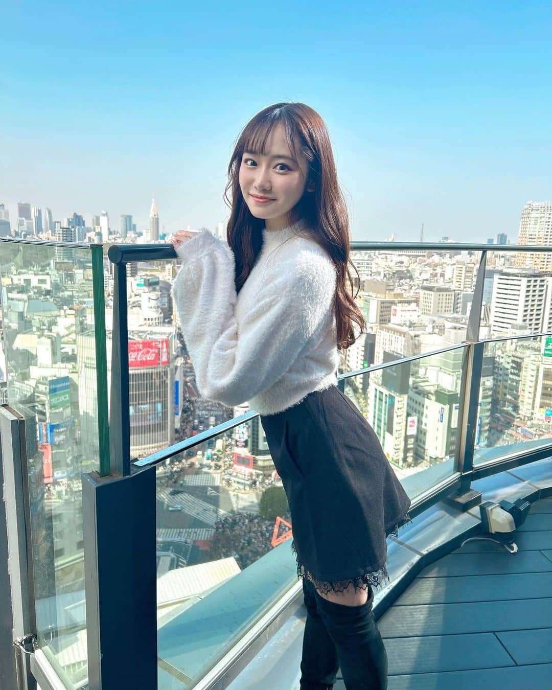 かわぎしるなのインスタグラム：「最近は暖かい日も多くて嬉しい‪🔆‬  衣替えして、早く春服いっぱい着たいな〜🌷  #渋谷 #渋谷カフェ #渋谷グルメ #渋谷バー #アフタヌーンティー #アフヌン #女子会 #女子会コーデ #女子会ランチ #スカイバー #スクランブル交差点 #shibuya #tokyo #celavitokyo #celavirestaurant  #春コーデ #春服コーデ #fashion #code」