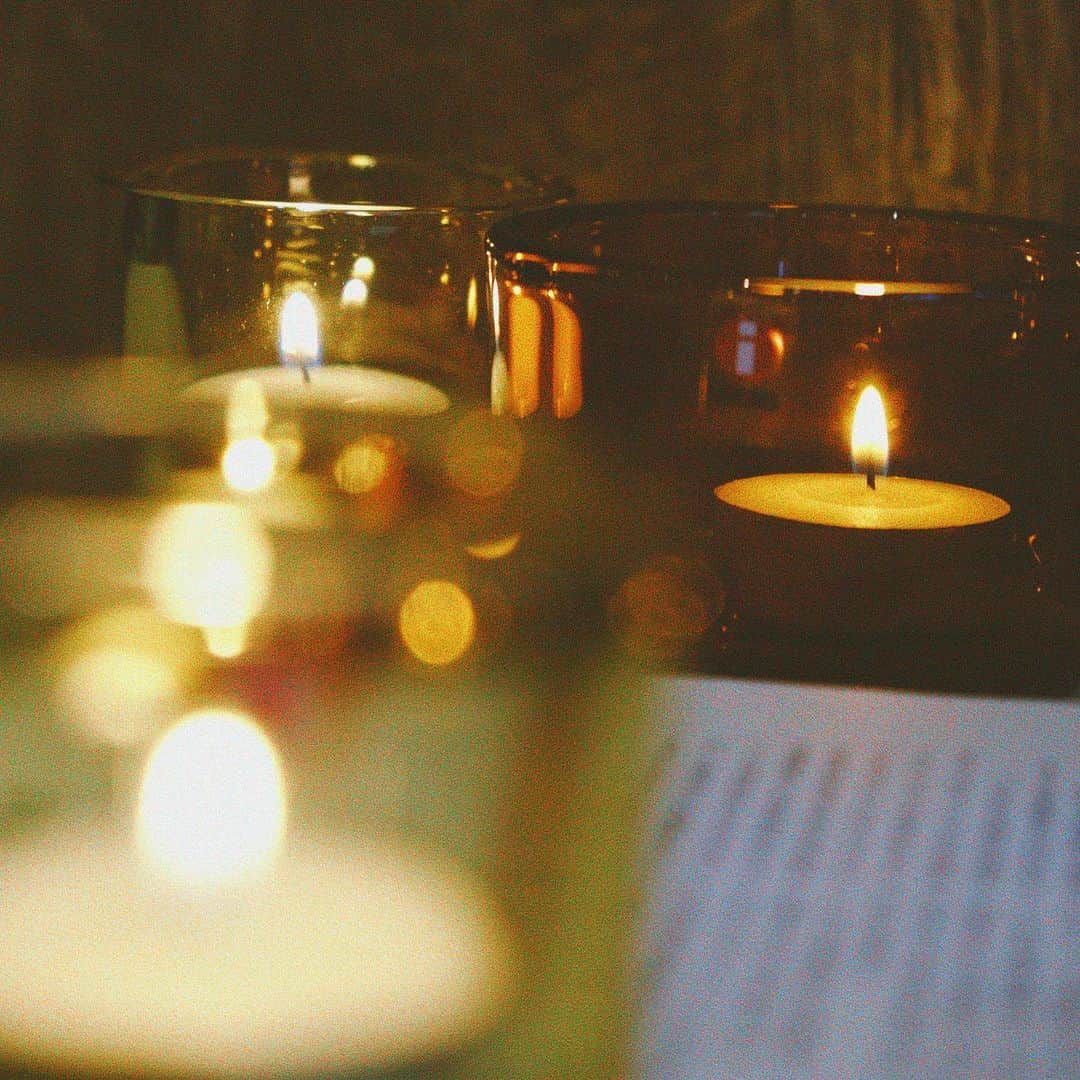 小関裕太さんのインスタグラム写真 - (小関裕太Instagram)「iittala × yutakoseki 2023 (8)  ごはん時まで  本を読む。  本を照らすは ゆらゆら揺れる火と 月明かり  今宵はどのくらい先まで 読めるかな。  ---------  @iittala　 @iittala_japan #イッタラ  #oivatoikka #トキ   #Valkea #Kivi   #yutakoseki #小関裕太 #pr」3月14日 21時33分 - kotobanoamarinaitokoro