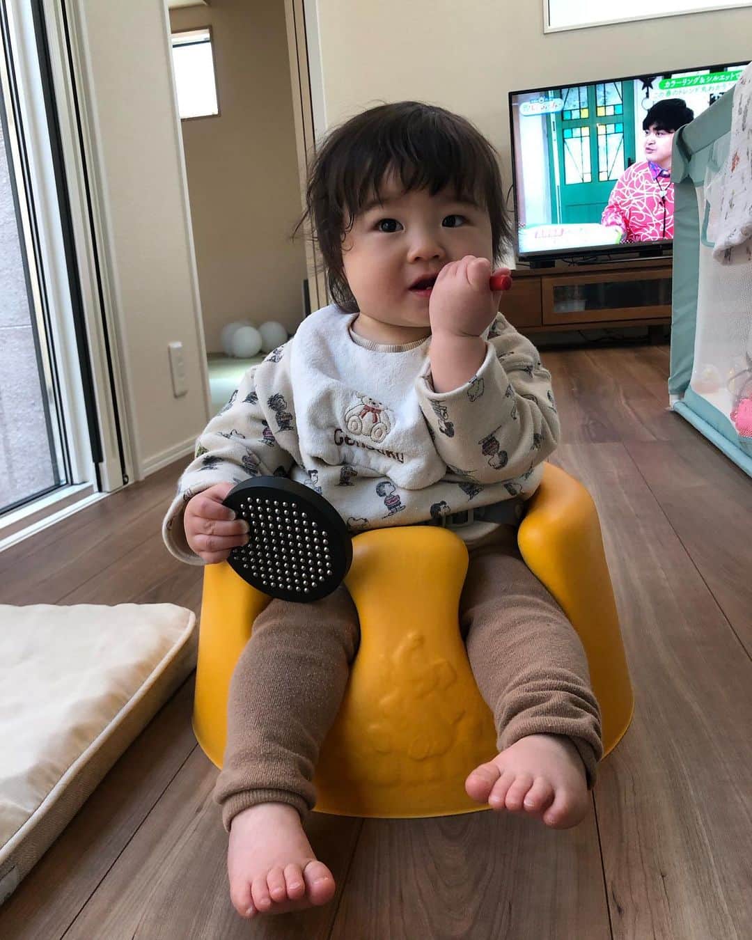 宇都宮まきのインスタグラム：「バンボデビューヽ(´▽｀)/♡ 太ももがバンボにシンデレラフィットしててまじかわ😍🦵 大人用もあったら✨ここに一日中座って孤独のグルメ見たい😂㊗️🥰🙆‍♀️🐕❣️」