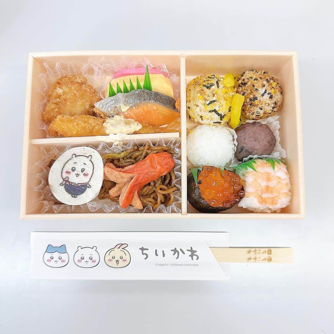 八木沙季のインスタグラム：「🤍🤍  ちいかわ駅弁₍ᐢˊo̴̶̷̤ ̫ o̴̶̷̤ˋᐢ₎！！ 細かいところまで可愛いすぎるし 全部ほんとにおいしかった😭💓 癒されました…🥹🫶🏻  #ちいかわ  #ちいかわ駅弁  #駅弁」