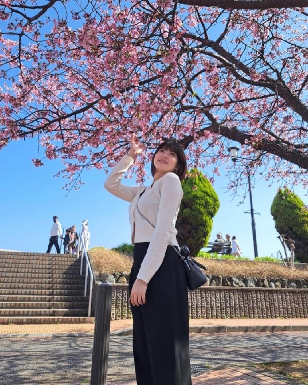 鈴木千夏さんのインスタグラム写真 - (鈴木千夏Instagram)「桜の花びらが風で舞うのを見て、春感じた🌸🌸🌸   #セルカ #セルフィー #自撮り #ボブ #ミニボブ #桜 #お花見 #🌸 #🍡 #春 #冬コーデ #春コーデ #春カラー #ピンク #熱海 #熱海旅行 #旅行 #熱海観光 #晴れ  #☀️ #モノトーンコーデ #旅行コーデ #ボブ #ミニボブ #ボブヘア #海 #自然 #公園 #熱海市」3月14日 21時51分 - chii.chinatsu