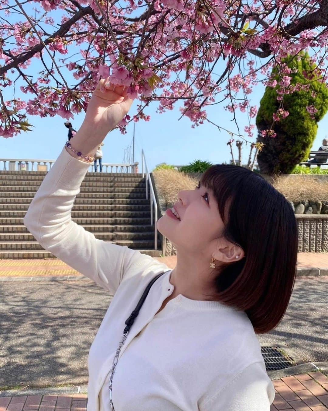 鈴木千夏さんのインスタグラム写真 - (鈴木千夏Instagram)「桜の花びらが風で舞うのを見て、春感じた🌸🌸🌸   #セルカ #セルフィー #自撮り #ボブ #ミニボブ #桜 #お花見 #🌸 #🍡 #春 #冬コーデ #春コーデ #春カラー #ピンク #熱海 #熱海旅行 #旅行 #熱海観光 #晴れ  #☀️ #モノトーンコーデ #旅行コーデ #ボブ #ミニボブ #ボブヘア #海 #自然 #公園 #熱海市」3月14日 21時51分 - chii.chinatsu