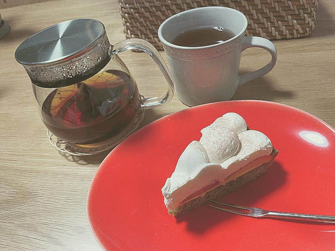 髙橋あやなのインスタグラム：「無性にケーキが食べたくなって、5億年ぶりにケーキ買って帰った。 桜とほうじ茶のタルトおいしい🌸☕️ KINTOのティーポットはめちゃくちゃおすすめで、ガラスのポット部分＋金網つきのフタという構造なのでお手入れが楽…！ なによりティーバッグ1つで2杯分とれるのがいい◎ 1杯だともったいないけど、2回戦すると2杯目が薄くなっちゃう悩みが解決した！笑  #kinto」