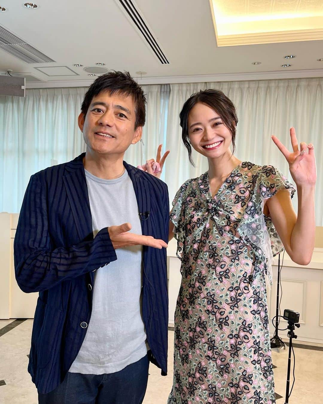 緑川静香のインスタグラム：「福岡県のRKBで放送された 『先生！染まりんしゃったね…。』 ⁡ 福岡No.1の苦労芸人、泣ける話を決める企画［苦労しんしゃったね］の審査員を務めさせて頂いた時の✨ ⁡ どうなの課で一緒の華丸さんが呼んで下さってホントに嬉しかったぁ☺️ ⁡ そしてこの時の放送の中で、華丸さんから焼酎の黒伊佐錦を1ダースをプレゼントします！と言って頂いたのですが、後日事務所にホントに届きまして、日々飲んでおります🥹❤️❤️❤️笑 優しいぃぃ😭 ⁡ これが、、、めっちゃ美味しいっ！！✨ コクを感じる焼酎。黒麹の力か✨ 焼酎を家で飲む事は今までほとんどなかったのですが、華丸さんのおかげで黒伊佐錦を嗜む日ができました🤣 この場を借りて、ホントにありがとうございます❤️❤️❤️  #染まりんしゃったね  #苦労しんしゃったね #黒伊佐錦  #たくさん飲んでます #博多華丸 さんありがとうございます❤️ #衣装可愛いぃ #またご一緒できる日を😌 #衣装も可愛かったなぁ❣️」