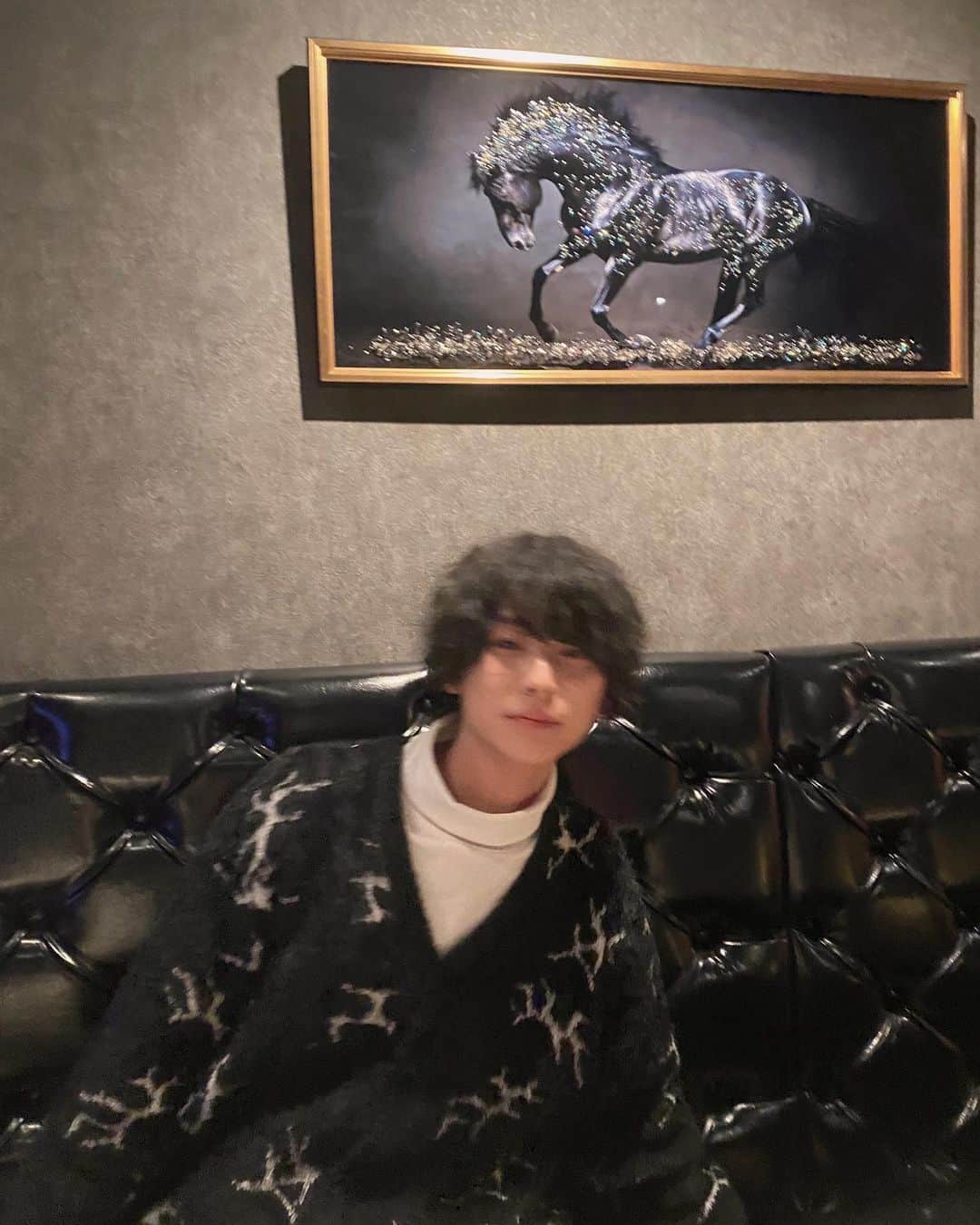 のインスタグラム：「うま年だから馬と撮ったよー🐴」