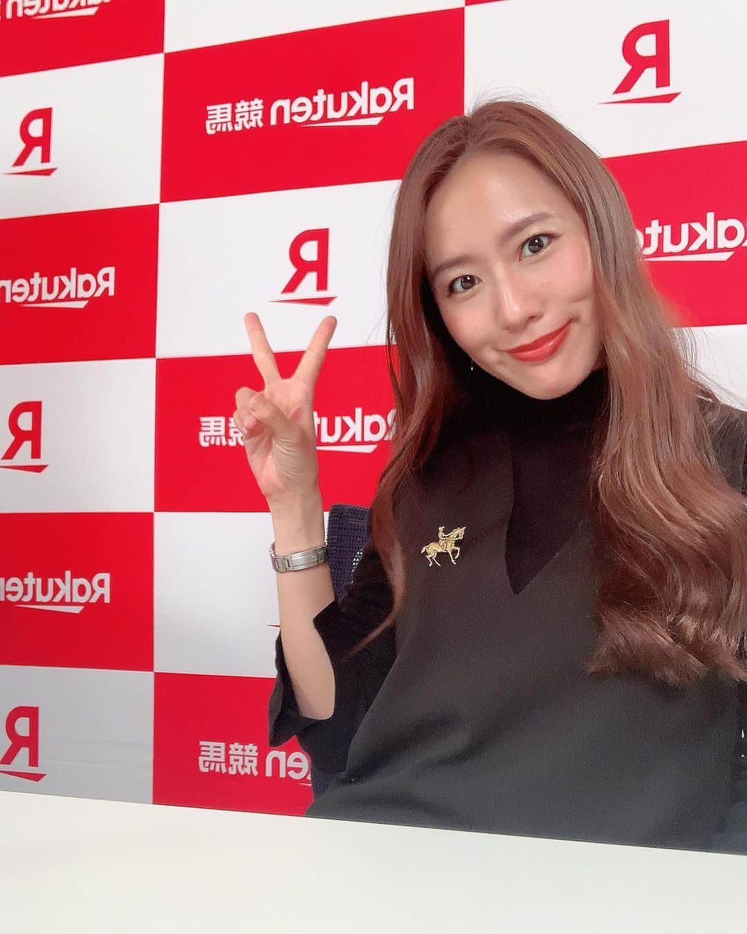 守永真彩のインスタグラム：「. . 楽天競馬LIVE‼️ ご覧頂きありがとうございました✨  黒船賞シャマル強かったですね😳 これでダートグレード競走4勝👏🏻 G1(Jpn1)を勝つ日も近そう💓  私の本命はイグナイターでしたが、今日の馬場の中3着まで頑張ってくれました🥹  今日は高知競馬4、6、7、8Rで的中🎯✨ 三連単二つ的中したので、 4R〜11Rまで8レース分馬券買ったのですが、プラスで終えられました😆✌️   今日当たった分は💰 明日のダイオライト記念へ✌️✨✨  そして明日のダイオライト記念で 当たっても&外れても 明後日の名古屋大賞典へ✌️✨✨  そしてその後は 帯広のイレネー記念、ばんえい記念‼️へ✨  みんなで地方競馬を楽しみましょう😆  また、明日明後日のダートグレード競走は 楽天競馬で馬券を買うと「楽天ポイント10%還元です🉐」  一緒にお得に馬券を買いましょ🏇✨  ところで、、 みなさんのダイオライト記念&名古屋大賞典の本命馬は？🥺✨  @rakutenkeiba」