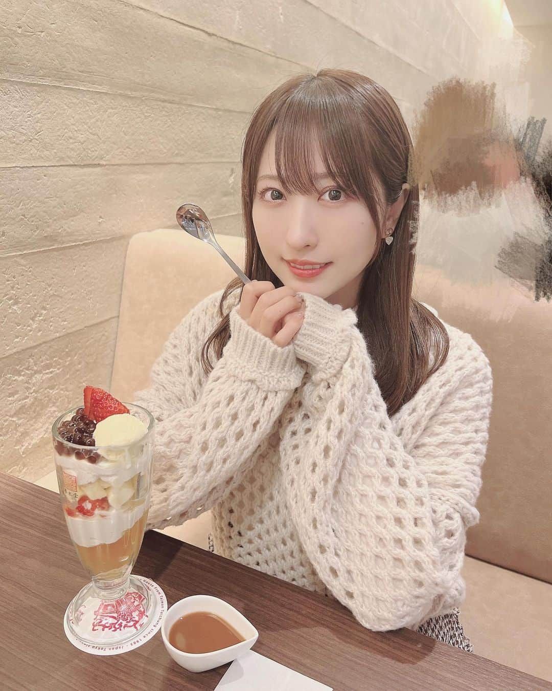 小桃音まいのインスタグラム：「🍓  招待して頂いてだいすきな春水堂の 台湾パフェ食べてきました〜🤍  初めての上から紅茶をかけて食べるアフォガードタイプのパフェ☕️❤︎  紅茶の生クリームとかタピオカとかイチゴとか 台湾カステラとかバニラアイスとか、、、 すきな物だらけで最高においしかったです🫶🏻  特に紅茶の生クリームめっっっちゃ好きなお味でした💘  マークシティの店舗は席もゆったりしてて居心地よすぎて最高です🥺  みんなも食べてみてね👶🏻🤍」