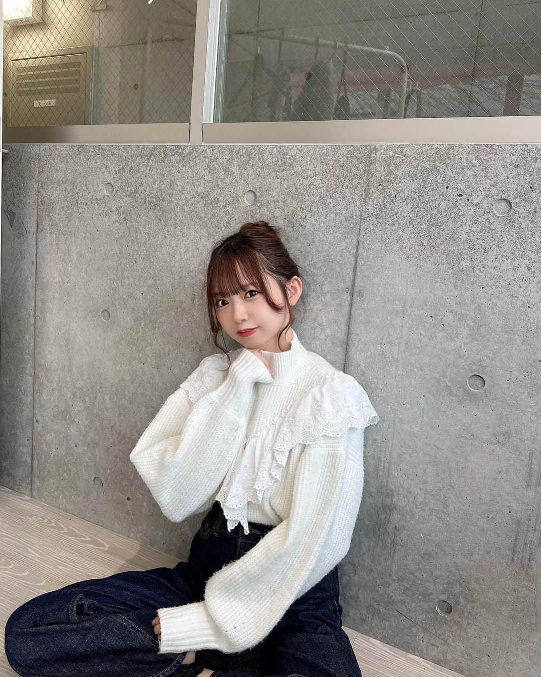 畑美紗起のインスタグラム：「おひさしぶりにおだんご🍡♡  なんの髪型がすき？  ニット🧶 @stripeclub_clb  わたしとコラボのニット🤍☁️ デニム合わせもかわいいよお！  #畑美紗起 #ヘア #おだんごヘア #ニット #ニットコーデ #白ニット #ヘアアレンジ #ファッション #私服 #みちゃしふく #fashion #shooting #japanesegirl #dailylook #hair #hairarrange」