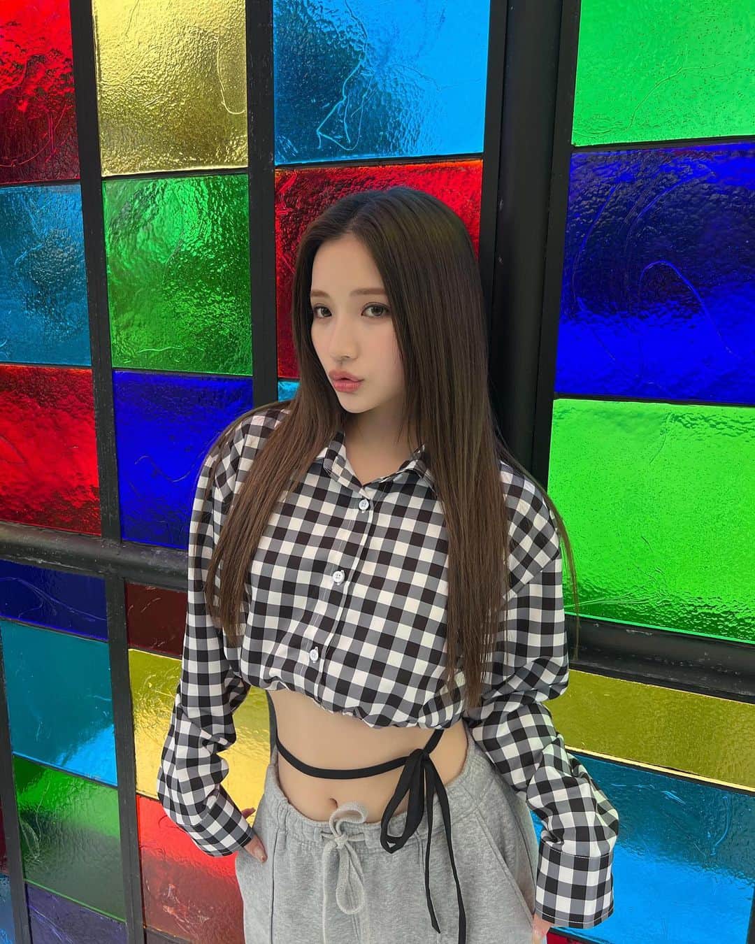南りほのインスタグラム：「少し肌寒かったから今日のコーデは、長袖チェックのtopsとスウェットを合わせた🖤🤍楽ちん。  そして琉球ガラス村では、職人さんとグラス作りした🫗めちゃくちゃ楽しかったので完成したらまたみんなに見せるわ🫶🏻笑」
