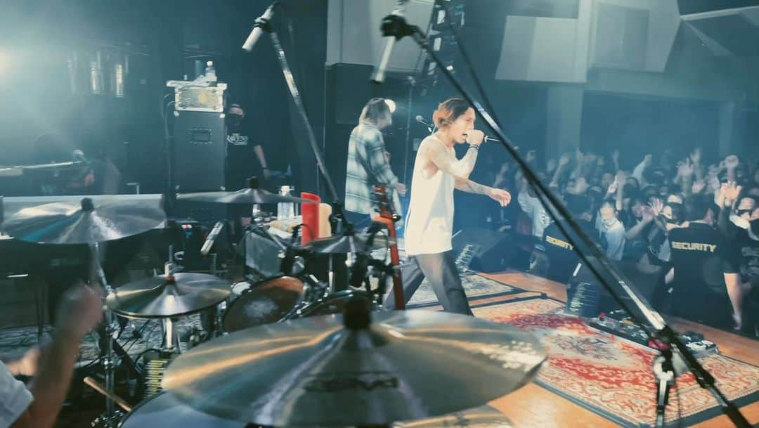 のインスタグラム：「The Ravens Tour "prêt-à-porter" この瞬間を夢見てメンバー皆で創ったのです 声と汗と涙と感情と表情と最高のツアー初日を ありがとうござ( ߹ㅁ߹) 明日は名古屋攻めっから  Movie by @nekoze_photo」