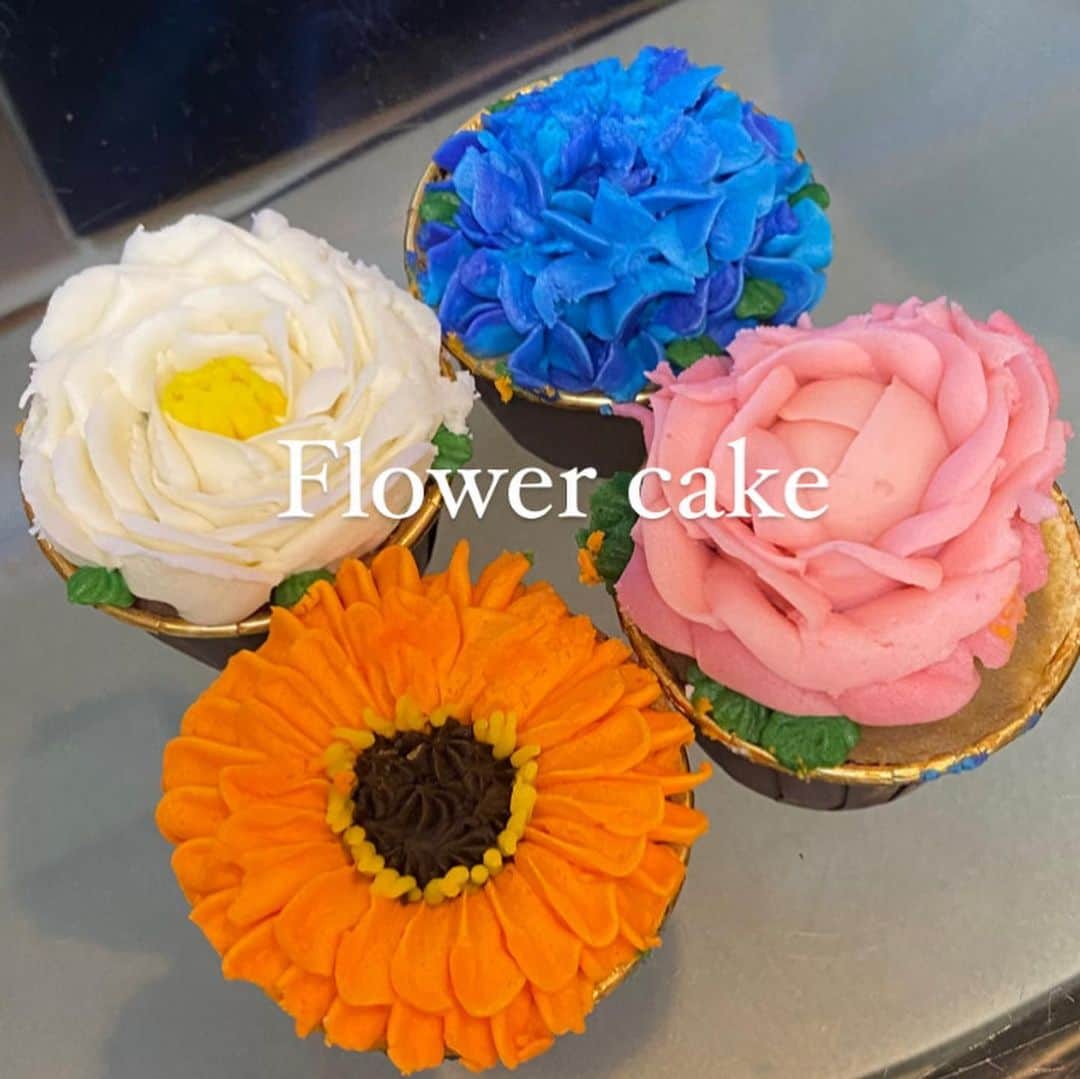 平塚麗奈のインスタグラム：「・ 可愛いフラワーケーキと お菓子頂いたのでついつい沢山 写真撮ってしまった…幸せ〜！！ 食べるの勿体無いなぁ、、、 ありがとうございますっ！！  (((3・4枚目は カフェで美味しいクロワッサン食べた日🥐🫶」