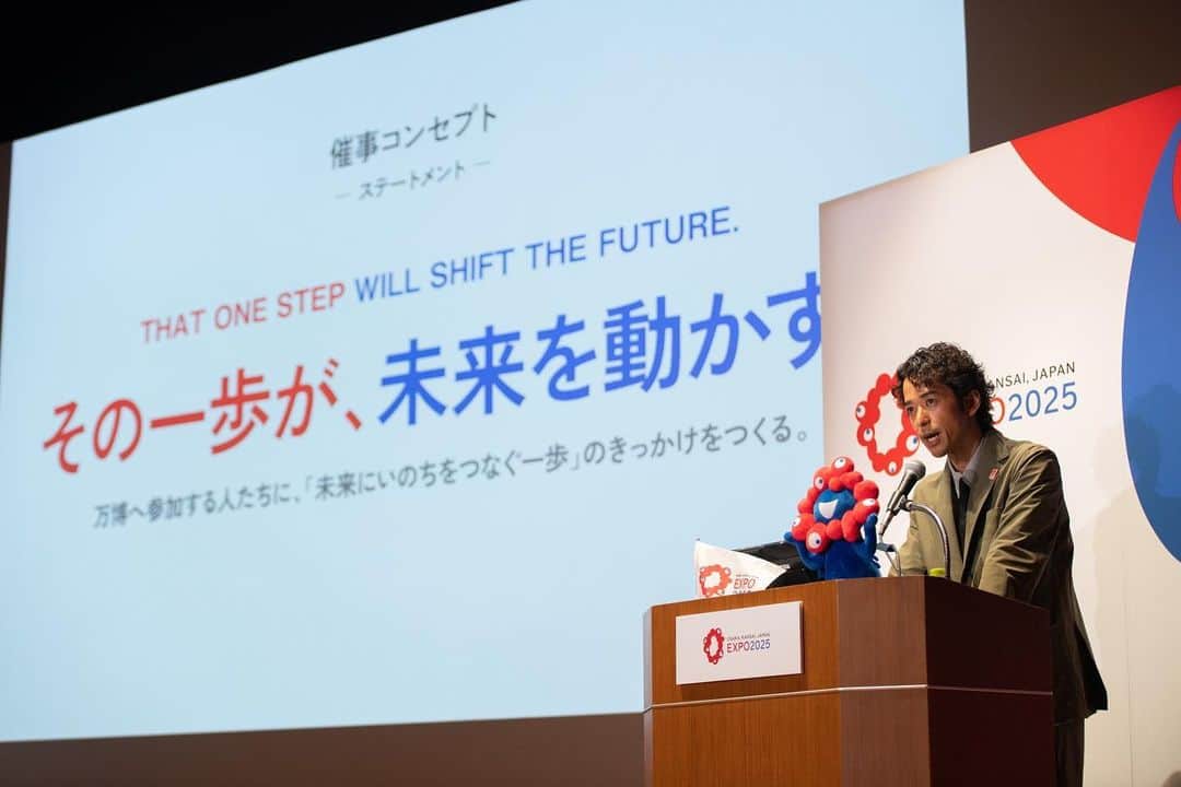 小橋賢児のインスタグラム：「2025年に開催される大阪・関西万博の催事コンセプトを発表させていただきました。  「その一歩が、未来を動かす。」  昨年、日本人初スペースシャトルに搭乗した宇宙飛行士、毛利衛さんにお会いさせていただき、著書を読ませていただき多様な環境の中で命が紡がれてきたのはいつも個の挑戦、個の1歩があってこそだとお話を聞き、感銘を受けてこのコンセプトに辿り着きました。  万博全体が掲げるコンセプトは いのち輝く未来社会のデザインですが、 いのち輝く未来の社会をつくるためには、 改めて個の挑戦、みなさまの一歩で未来を動かすことが必要だと考えます。  このような時代、万博のような大きなイベントを開催するのは簡単ではありません。 しかし、未来を動かすのはいつの時代も困難な 時だからこそ挑戦し、不可能を変えてく人々が 産み出すエネルギーです。  そんな挑戦という一歩を踏み出すプロセスを通じて日本全体で新時代のまつりをつくるような、 このような機会はこの先もう当分ないのではないかと思ってます。  奇遇にも万博が開催される2025年は昭和から始まる100年の歴史が終わる年。  であれば、この機会をつかって、みんなで新しいこれからの100年をつくりませんか？  みなさまのその一歩が、未来を動かします。  2025年の開催まで約2年、沢山のみなさまのご参加お待ちしております！！  @expo2025japan #大阪関西万博 #expo2025」