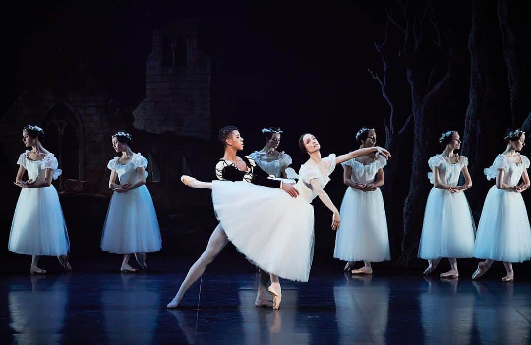 ドロテ・ジルベールのインスタグラム：「Souvenir de Giselle à Séoul avec @guillaumediop」