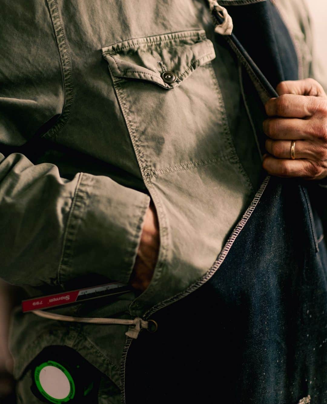 セーブカーキのインスタグラム：「More shots of the SKU Vintage Twill Shirt Jacket during our visit to @lostineathome. ⁠ ⁠ The main design ethos behind SKU is to make clothes that are simple, purposeful, comfortable, and locally made. We enjoyed watching Robert work, rolling up his sleeves, stuffing the pockets with tools.  A good jacket for a good man.⁠ ⁠ Beautiful moments captured by Dan @mcmahon_photo.⁠ for more shots of the visit check out dan's selection [link in bio]⁠ .⁠ .⁠ .⁠ .⁠ .⁠ .#savekhakiunited⁠ .#sku⁠ .#ss23⁠ .#madeinusa⁠ .#shoplocal」