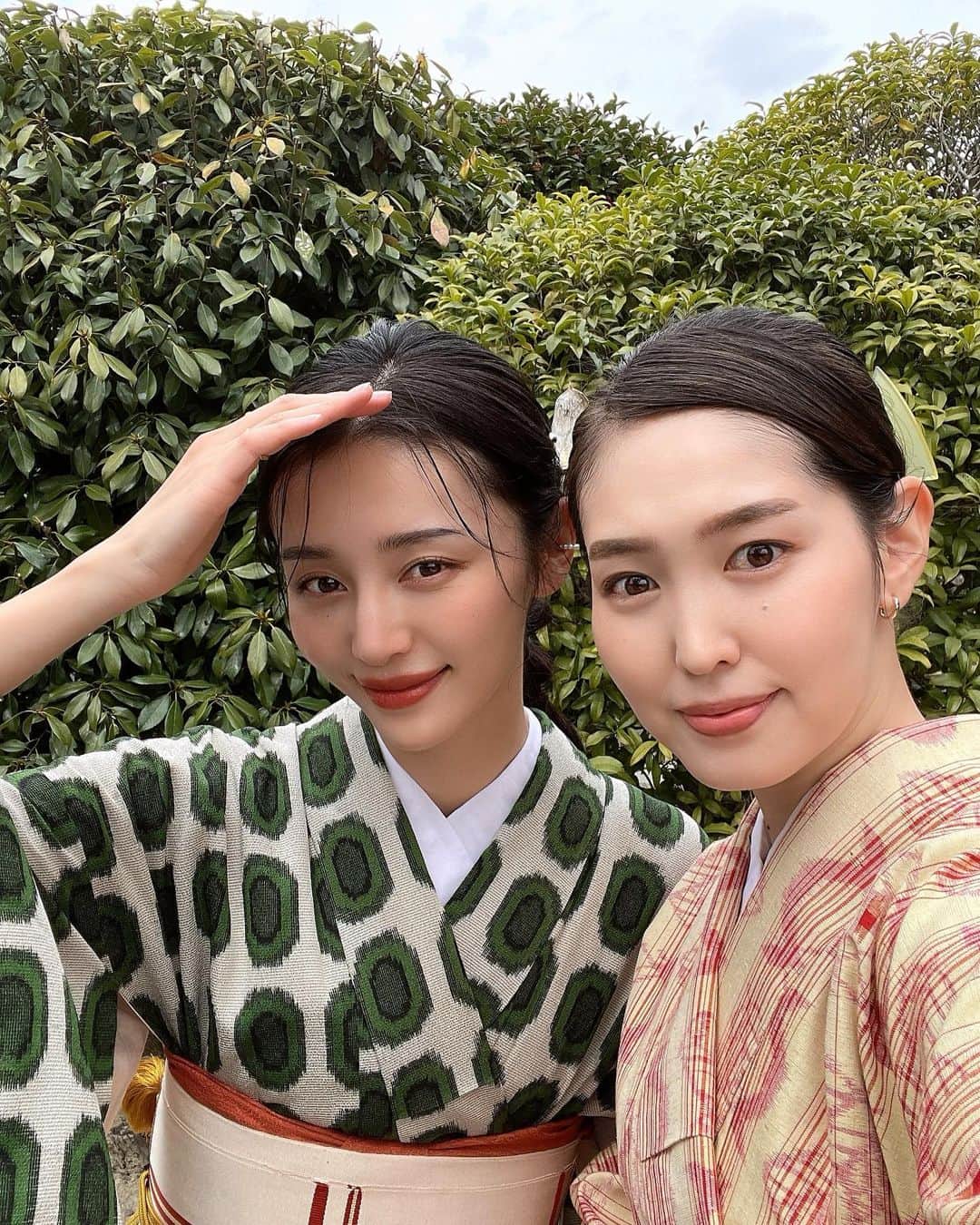 のインスタグラム：「家族同然の親友❤︎  マイペースさも似てる 雰囲気似てる(て言われた) 選ぶお着物は真逆なんだけど🥒  一緒に旅行できたのも５年ぶりとか？  最高に楽しかったなー、love  勝手に宣伝しちゃうけど @tekutekukyoto さんで今回着付けヘアセット していただいたのだけど、凄く満足  なにより種類も豊富だったから迷った結果の🥒柄  京都へお出かけする際は是非」