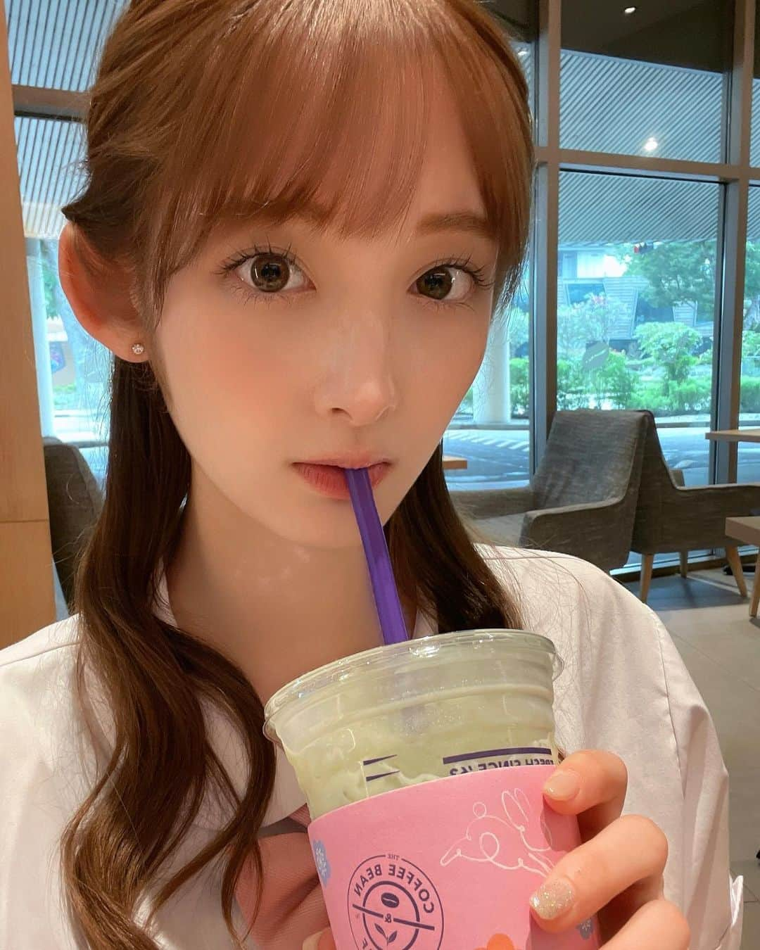 菜那セシルのインスタグラム：「オフショだよ〜🤍  抹茶が大好きすぎてシンガポールでも抹茶オレ飲んでました😂  #今日好き#今日好きになりました#卒業編2023」