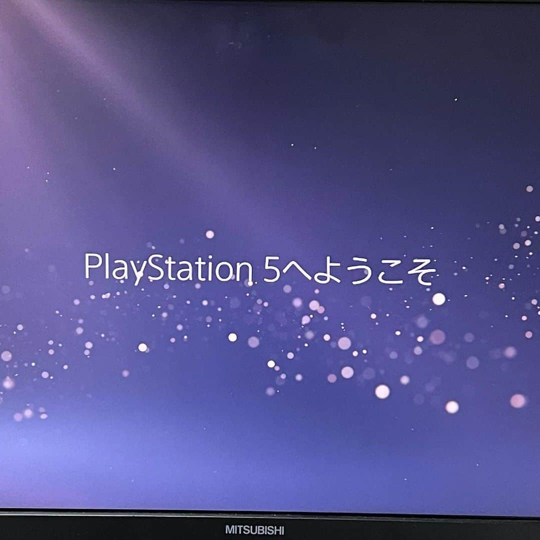 木村真人さんのインスタグラム写真 - (木村真人Instagram)「遂に我が家にPS5が！　  なんかめちゃくちゃデカくて重いけどデザインカッコいい！コントローラーの充電コネクタがUSB-Cになったのはかなり嬉しい！  大学の頃からの友達が余分に購入権利に当選してしまったようで、いつかは買おうと思っていたので連絡くれた友達に感謝！それにしてもこんなに早く手に入るとは思わなかった…（今までPS4が出たタイミングでPS3を買い、PS4が底値になるまで数年待った人）  いきなりの大きな出費で痛いけどこう言うのはタイミングだし大事に使っていこう！ PS5のスペックをしっかり出すためにモニター買わないとなぁ…（学生の頃買った三菱の中古モニター）」3月14日 22時07分 - masato_spinner