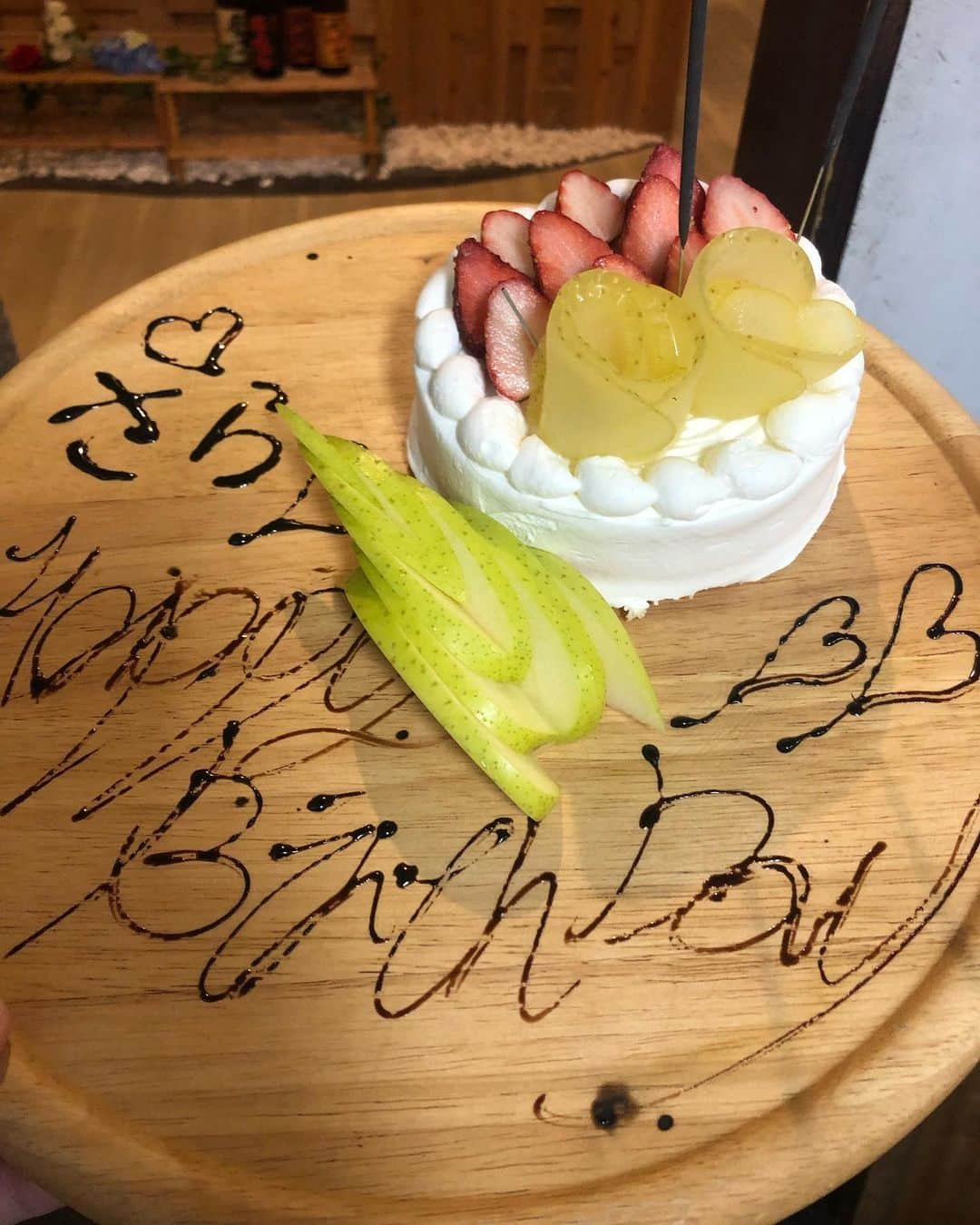 鶏っく富山のインスタグラム：「どうも！鶏屋です😎  久しぶりのサプライズ🎉でした！  🍓×🍎のケーキが鉄板ですが お好みのフルーツをご用意することも できちゃったりします🎶  送別会、懇親会、打ち上げ ウエディングなどなど 何でもお申し付けください😊  全力でお祝いします🎊  明日もたくさんたくさん！ お待ちしておりま〜す！！  #富山 #駅前 #鶏っく #居酒屋 #完全個室 #お得 #宴会 #飲み放題 #やってるよ #地鶏  #地酒 #鉄板焼き #九州料理 #愛と笑顔 #コロナ対策 #バッチリ #記念撮影 #任せてや #team北陸 #馬刺し #水炊き #食いだおれ」