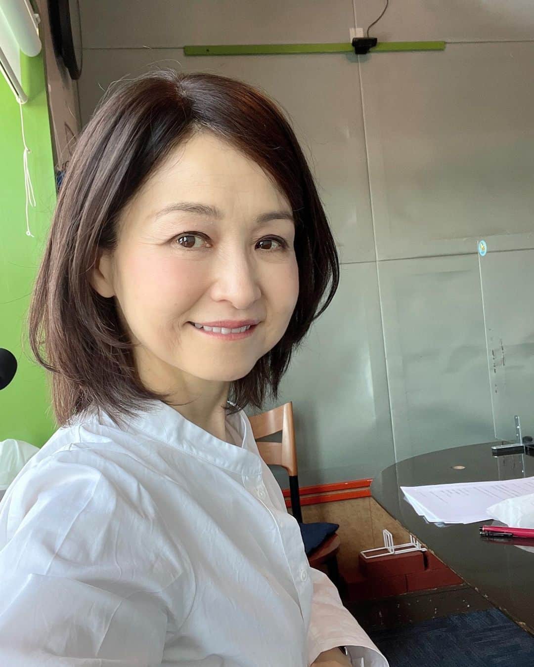 辛島美登里のインスタグラム：「マスクが個人の判断となり、スタジオにはアクリル板もあるのでアフパラ、担当して初めてオフマスクでやってみました🎤 小野Dr.から濃厚チョコ、西さんからはふわふわ甘酸っぱいマシュマロのホワイトデーのスィーツ、有難うございました🎁😋 帰宅すると兄と甥っ子からもチョコのプレゼントが。 ホワイトデーはそんなほんわかなギフトDay🥰 #whiteday」
