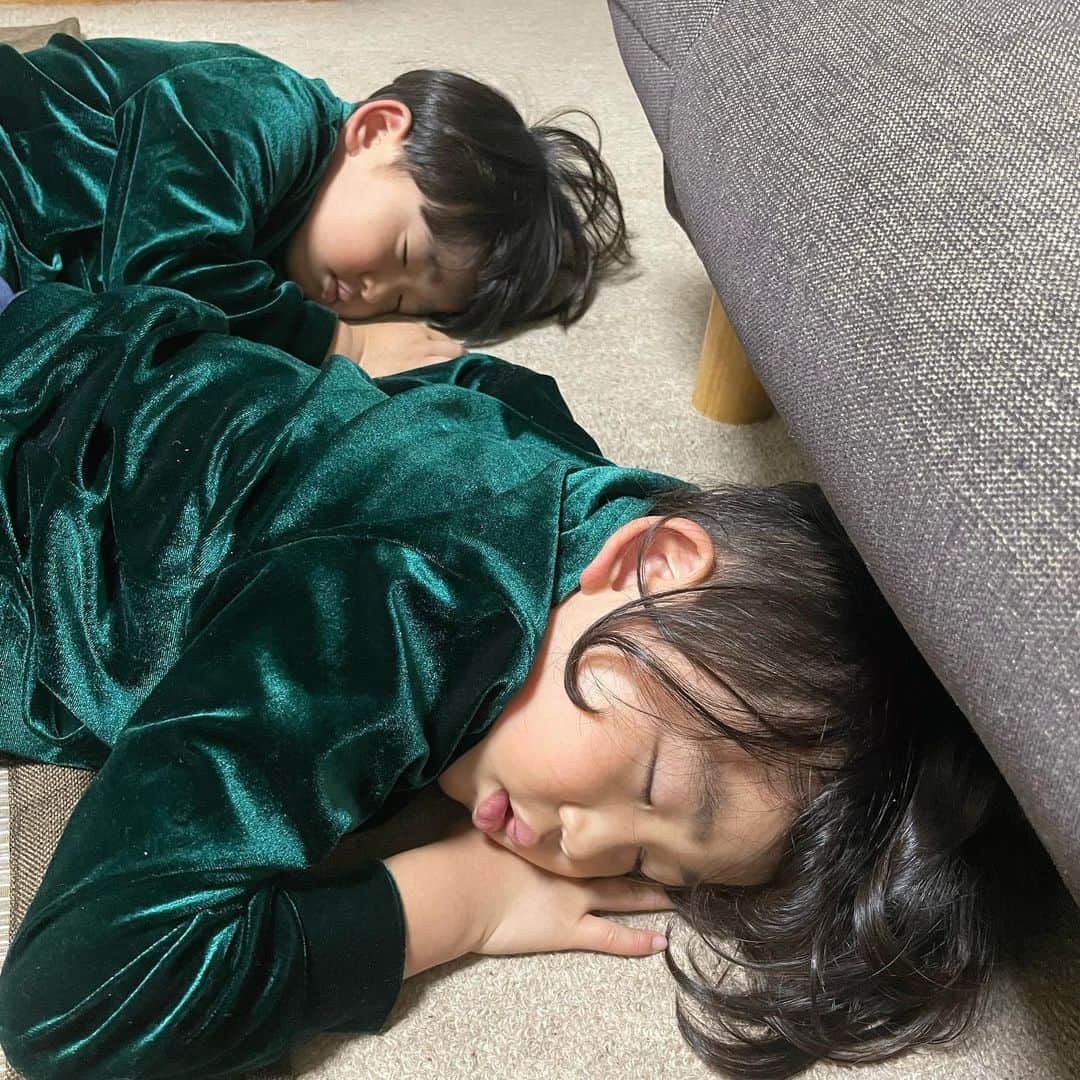 しょうやんのインスタグラム：「寝顔。。  子供の寝顔は 精神安定剤だわさ。  #しょうやん男三兄弟 #男三兄弟 #三兄弟 #子供のいる暮らし」