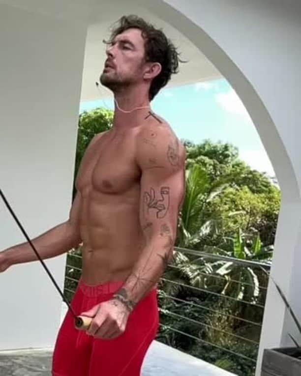 ツーイグジストのインスタグラム：「Do you know how many calories you burn with jump rope? A LOT. #2XIST #lightning」