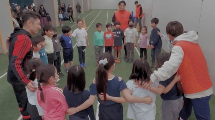 岡部紗季子のインスタグラム：「“ 🏉  円陣。 はじめてみんなで肩を組んだ。  ひとりはみんなのために みんなはひとりのために SETAGAYA FUN AND SMILE FAMILY☺︎☺︎  . Thank you, CHERRY Coach!!!!! #workingonexcellence #🏉  @w_o_e_2」