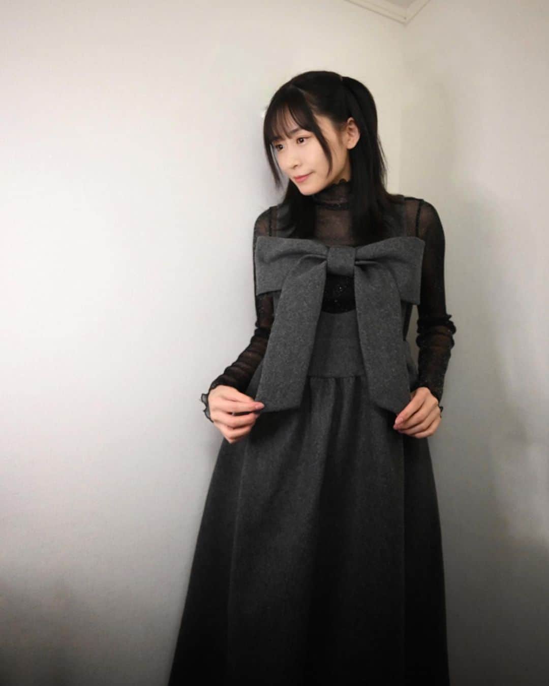 内木志のインスタグラム：「普段着ないかわいいお洋服着てバースデーイベントのチェキ撮影してきたよ🥳 4月1日ゲットしてね🤍 #heenieheenie  #花粉ひどくて #片目赤い」
