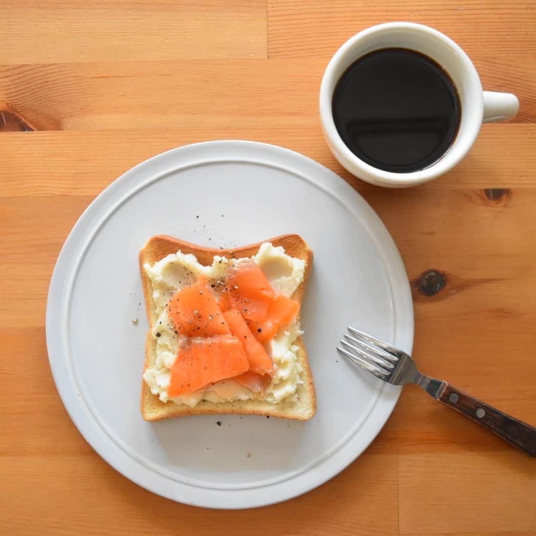 山崎佳のインスタグラム：「Today’s breakfast. マッシュポテトとスモークサーモン。」