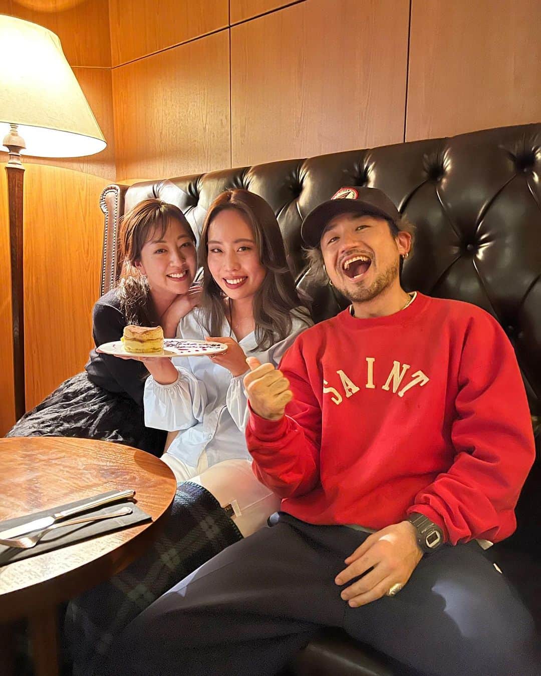 高橋有紀子のインスタグラム：「* 1ヶ月遅れの HAPPY BIRTHDAY @ryooopi 💜💛🧡  うちらの季節きたね🫶🏽🌞  @royj91 兄やんもお久しぶりでございました🥹‼︎ AX時代と変わらぬ笑いのセンスの安定感たるや😌👏🏽 @uabar_official   #happybirthday #UABAR #背中あちぃー」