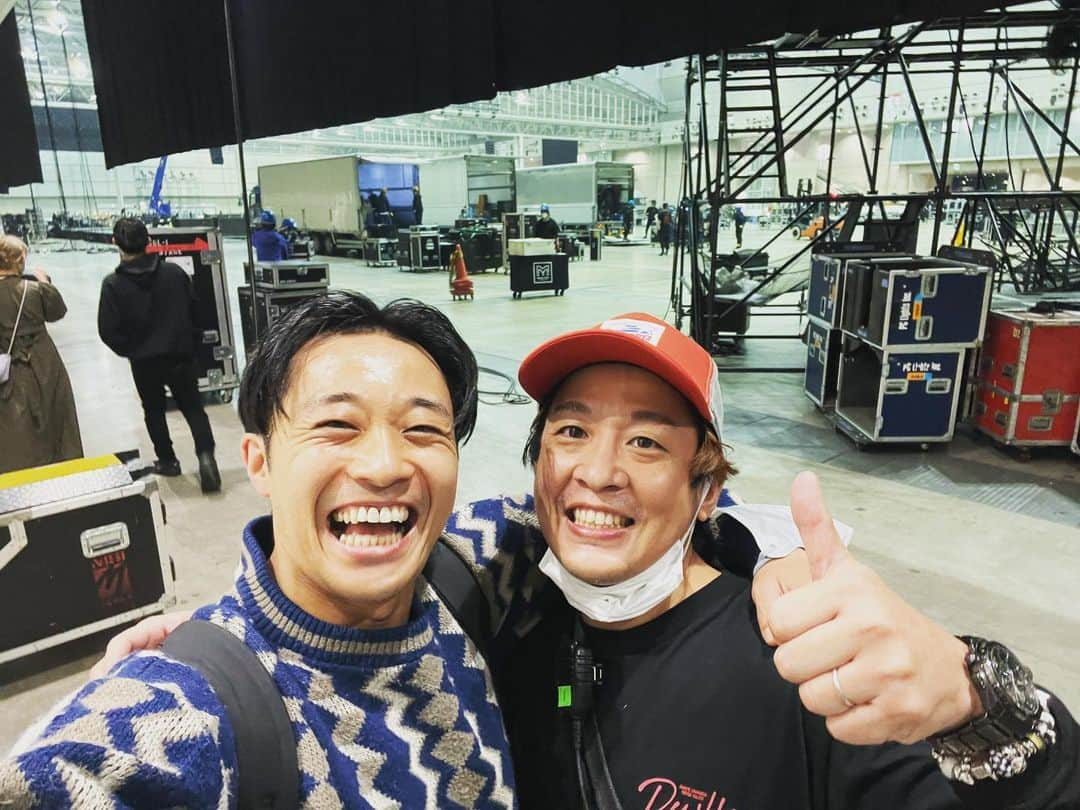 shojiさんのインスタグラム写真 - (shojiInstagram)「投稿遅くなってしまいましたが。。。  D.U.N.K ショーケース最高でした🔥 幕張メッセで開催されたDAY2とDAY3に出演させてもらいました！  16000人のお客さんと一緒に踊った光景は、最高に幸せな空間でした！ てか2日間で32000人ってスゲー🤯🤯🤯🤯 一緒に踊ってくれた皆さん、ありがとうございました！ むしろ会場に来てくれた皆さん、ありがとうございました🙋‍♂️  日高、社長、SKY-HIありがとう🙋‍♂️ コラボも楽しかったー🔥  最後の写真は舞台監督の  @piece_bang_work   AAAのLIVEで振付やステージングをさせてもらってた時に何度も一緒にライブを作って、もう尊敬が止まらない！  久し振りに再会できて嬉しかったー😭 こうゆうスタッフさん達が、日本のライブを、音楽を、ダンスを、エンタメを支えてくれています！ 大感謝🙏  改めて、フェス最高👏👏👏👏  シッキンのパフォーマンスを観て興味を持ってくれた方、10/25に日本武道館で待ってます🔥🔥🔥🔥  #stkgz #シッキン #シットキングス　#dunk #持田将史　#SKY-Hlっていつもやる事凄すぎ　#新しい時代をつくろうぜー」3月14日 22時30分 - shoji_stkgz