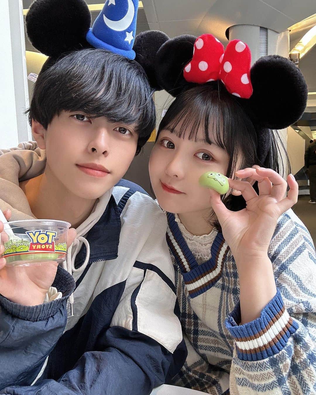 みさねのインスタグラム：「シミラールックディズニー🧸全身👉🏻 ㅤ 3枚目のゆ😴💤 ㅤㅤ 色で合わせたけどあんまりおそろい感ないな🥹 ㅤ レースのインナー @cham.official_  スウェットとショーパン @shein_japan  ㅤ ㅤ #ディズニー #ディズニーコーデ #ディズニーランド #デートコーデ #おそろコーデ #シミラールック #シミラールックディズニー #カップルコーデ #カップルフォト #shein #シーイン購入品 #プチプラコーデ #シーイン #韓国ファッション #韓国コーデ #ミニーコーデ #ボブアレンジ #ボブ」