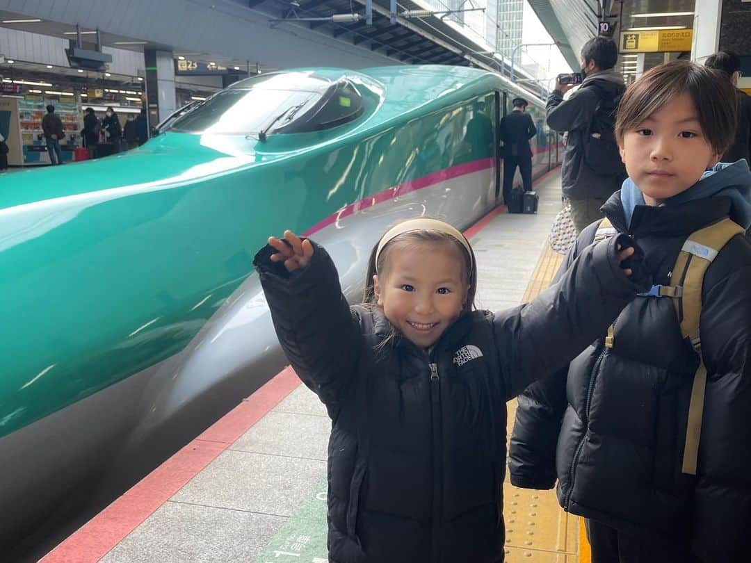 高橋菜摘さんのインスタグラム写真 - (高橋菜摘Instagram)「東北trip🚄 お仕事＆家族旅行を兼ねて 少しだけ長旅に行って来ました🌼 毎日色んな出会いや刺激があって 沢山の事を学んで成長した旅。  ずーっと子供の時から旅が好きで 遊びが好きで出会いが好きで 昔からモデルやスタッフさん達との撮影現場が 学校の休み時間のように楽しくて ロケや取材で色んな場所へ行けたり 楽しい人と出会えたりするのが好きだった。 とっても天職だったけど 結婚して子供が出来て 遊び心少しは落ち着くと思いきや その気持ちは違う形で強くなって 気付けば家族の仕事が沢山増えて 旅のような遊びのような仕事🫶🏽 思い描いてた事が形になって嬉しいな。  そんな中、福島県の観光PR Movieに 私たちを起用していただきました。 色々と家族でアクティビティや 体験している姿がドキュメンタリーになります。  撮影を終えて帰って来て過ごした 先日の3月11日。 沢山考えるきっかけになったし 今回メインで行った場所は被害が凄かった南相馬市、新地町。 正直綺麗すぎて実感が湧かない程、素敵な街でした。 勇気を振り絞ってYouTubeで観たあの日の新地や南相馬は 全てが流され瓦礫だらけの町。 今まではもう12年か、、 と自分が東京に居た時に体験したあの日を 自然と頭の中で浮かべたりしたけど 実際に行ってみて身近になった今 たった12年でここまで綺麗にしたのかと驚きました。 街が生まれ変わった月日の中で 私は2人のママになったから 余計に絶対に忘れてはいけない事だと身をもって感じ 災害は起きてしまうものとしても 2度と失う命がないように 我が子を守れるようにと思いました。  沢山行った場所忘れないように 振り返ってみようと思います。 新幹線とか普段乗らないから喜んでた子供達🫶🏽 しかし訳あって2週連続福島に行く事になるのだけれど さすがに遠くて2回目は子供の為、車で行きました🚎 まだ少し前なのに雪だったなぁ❄️ つづく。  #家族写真 #家族旅行 #福島観光  #復興 #福島旅行 #pv撮影 #家族撮影  #ファミリーモデル #相馬市 #被災地 #family #familytime #trip #tohoku #modeling #japan #familytravel」3月14日 22時33分 - natsu128