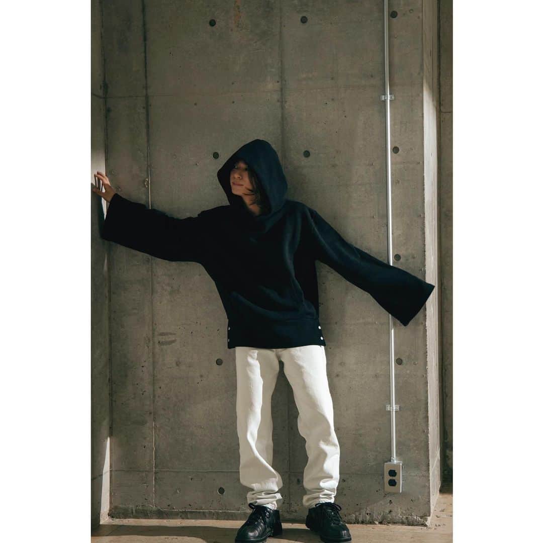和田颯のインスタグラム：「. 載せてなかった写真 やっぱりパーカー可愛いな🤔  @how_official2022   Photo by @kanbepouty   #how #howwear #how002」