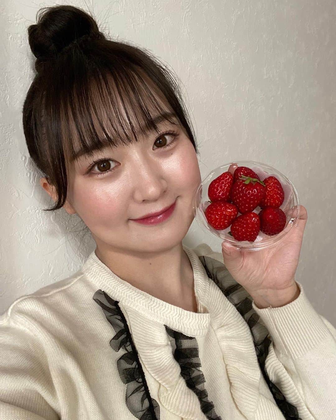 上野貴穂さんのインスタグラム写真 - (上野貴穂Instagram)「. 奈良のイチゴ、古都華です🍓 とっても甘くて美味しい🤍  この時期スーパーに行くと イチゴがたくさん並んでいていい香りがして それだけで幸せな気持ちになるね🥰」3月14日 22時37分 - kiho_ueno