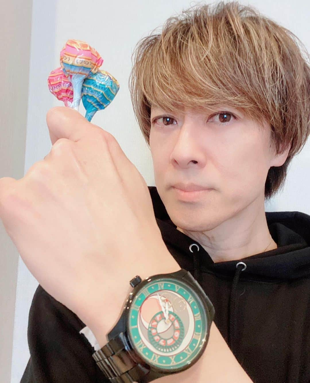 貴水博之のインスタグラム：「フッ、、。 永遠なるこの瞬間を止めよう⚡️❣️‼️‼️‼️Happy White Day to you😉🎉🎉🎉‼️‼️  #whiteday #仮面ライダー #エグゼイド  #仮面ライダークロノス腕時計 #感謝  #ワタシが #ホワイトデー #のルールダ  #貴水博之 #イエイ」