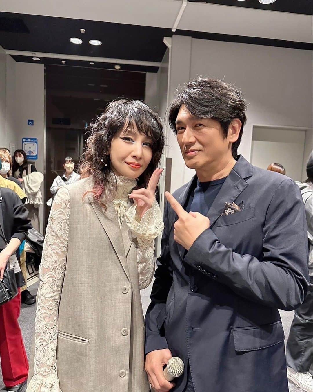 中島美嘉さんのインスタグラム写真 - (中島美嘉Instagram)「. うたコンで 高橋克典さんに 久しぶりに お会いできた！ デビューのドラマから お世話になって いつまでも優しい 克典さん！  カメラ向けてくれたから ふざけたら 本当に撮ってくれていた、笑  #傷だらけのラブソング #デビュードラマ #高橋克典 さん @katsunoritakahashiofficial」3月14日 22時45分 - mikanakashima_official