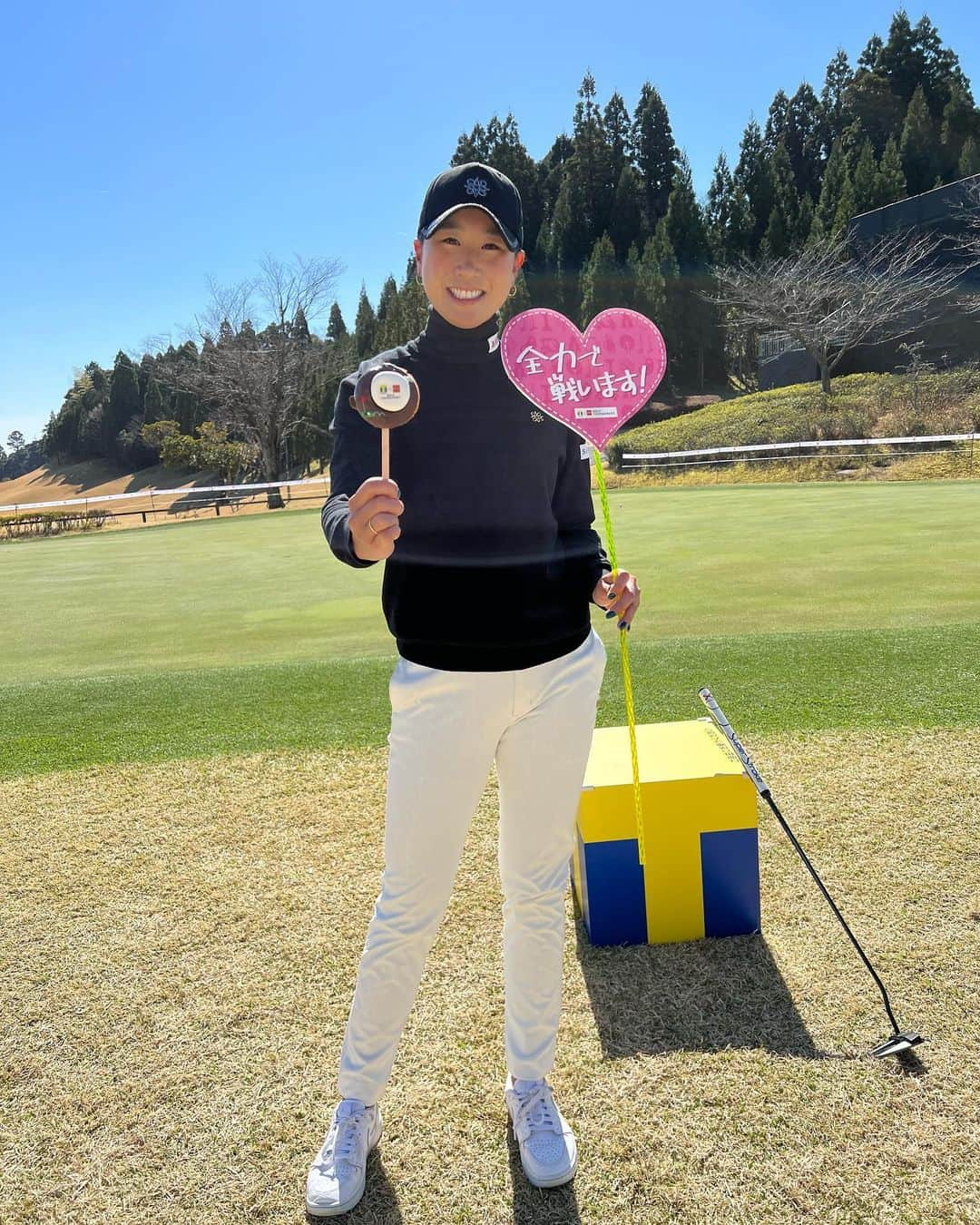 木戸愛さんのインスタグラム写真 - (木戸愛Instagram)「@tpoint_eneos_golf スタッフの皆様が愛たっぷりエールのデコドーナツを選手にプレゼントして下さっています🍩⛳️🍭 大会オリジナルデザインでひとつひとつ可愛く丁寧に手作りされています💘 とっても美味しいです😋☀️🍩  #Tポイント #Tポイントゴルフ #ENEOS #鹿児島高牧カントリークラブ」3月14日 22時46分 - megumikidoofficial