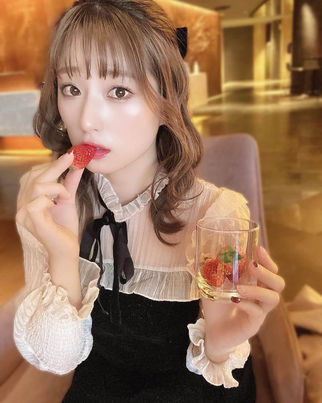 泉あいりのインスタグラム：「𝚊𝚏𝚝𝚎𝚛𝚗𝚘𝚘𝚗 𝚝𝚎𝚊🍓 ⸝⸝⸝⸝」