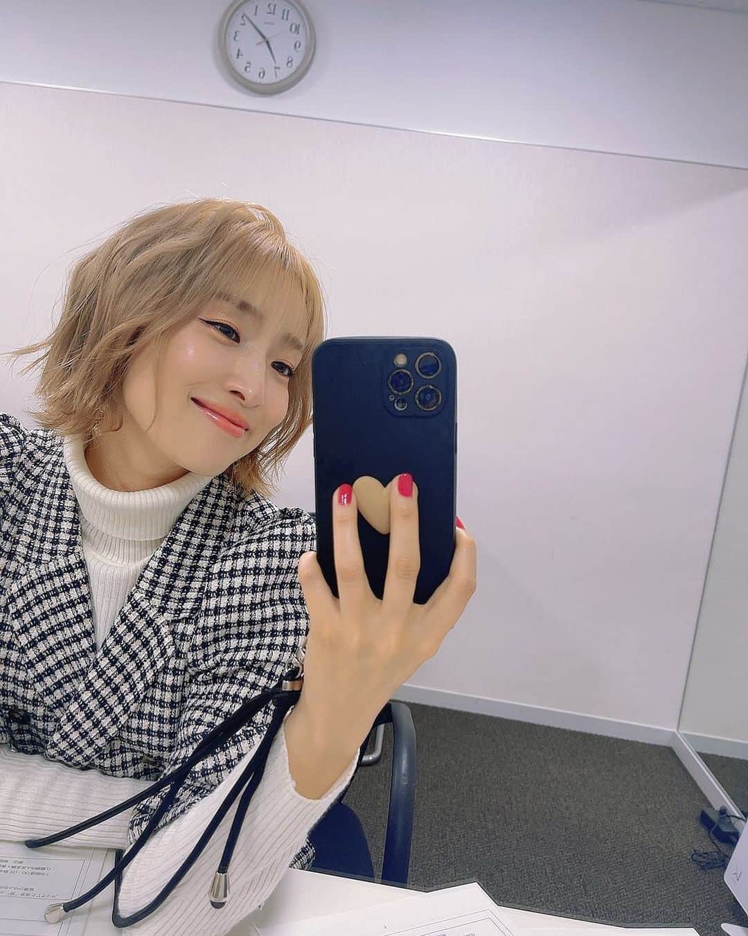 梅田彩佳のインスタグラム：「. . ハイトーンにして ショートカットにしました。 . . 最高！ . . ずっとずっとしたくて . . 人生は一回なので、したいことは必ずしてやる！と思い、 @risel_samon さんに して頂きました☺️✨ . . ショートカットは、もう何年振り？ 覚えてないくらい久しぶりです。 でも全く違和感ない🥳✨！！ . . どうどう？🫣❤️」