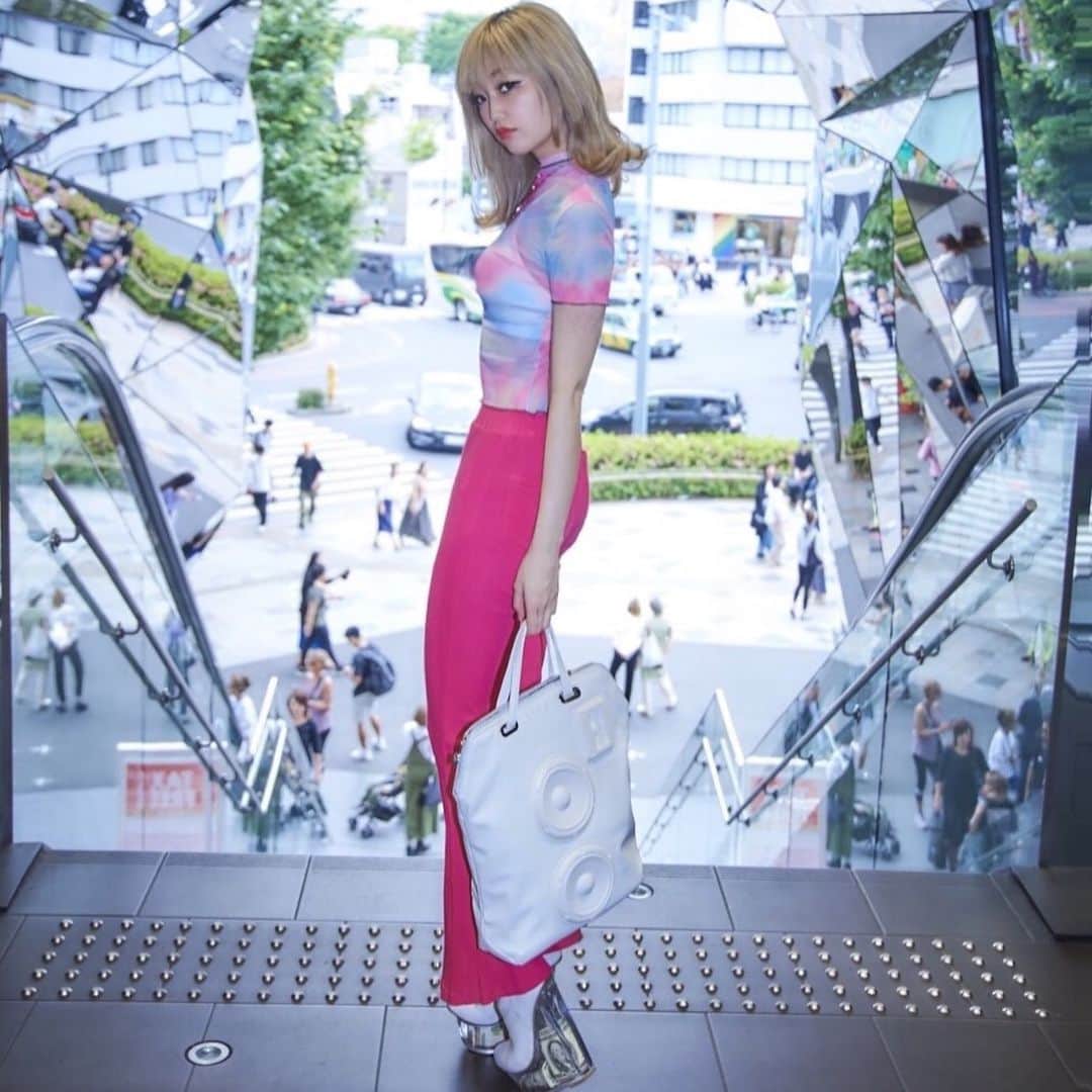 あさちるのインスタグラム：「愛するTRF楽曲カバーデビューしたい！  ここ1年くらい毎日配信させていただいているAWAで、絶対に応募したいオーディション企画がありました。 それが「TRF楽曲カバーオーディション」です！  90年代の音楽シーンが大好きな私にとって外せない一大事なので、今回の企画はすぐに応募しました。  すると運営より「公式配信者は応募できません」と返事が…。  大好きな90年代、大好きなTRFのカバーデビュー！ どうしてもどんな方法でも何がなんでも絶対したいです！  というわけで自分でみなさまから支援を募ってその支援額でTRFのカバー曲を制作しようと思います！  （3/9更新） みなさまからのご協力もあり、支援金が集まってきてます。本当にありがとうございます。  これからご協力していただけるという方は、あさちるのTwitter、InstagramはDMを解放しておりますので、ご支援いただける旨をメッセージでご連絡をいただけると嬉しいです。 そちらで改めて支援先をご案内したいと思います。 （実際に支援していただけた方として、こちらでInstagram、Twitter IDとの紐付け管理をするのが目的です）  一定の金額を支援してくださった方にはささやかなリターンをご用意しております。 ぜひ応援＆ご支援よろしくお願いします。  ●期間 3/7(火)~3/19(日)  ●リターン ・3000円: 支援者様のお名前を含めた直筆メッセージ画像 （メールまたはDMにてお送りします）  ・5000円: 支援者様への直接のお礼動画 （メールまたはDMにてお送りします）  ・1万円: 今回楽曲参加のお祝い会に参加できる（都内某所）。 もしくは直筆のお礼のお手紙＆動画。  ・3万円: あさちると共に新曲の試聴会に参加できる。 ＋直筆のお礼のお手紙＆動画。  ・5万円: 3万円のプラン＋あさちるが考えるお礼の品  お祝い会への参加 ＋直筆のお礼のお手紙＆動画。  ※遠方で都内まで来られない、当日都合が悪くなってしまったなどある場合も、リターンに関しては可能な限り同等のものに変更します。  急に決めた内容なので抜け漏れなどあったらごめんなさい。ご質問などいつでも受け付けております。」