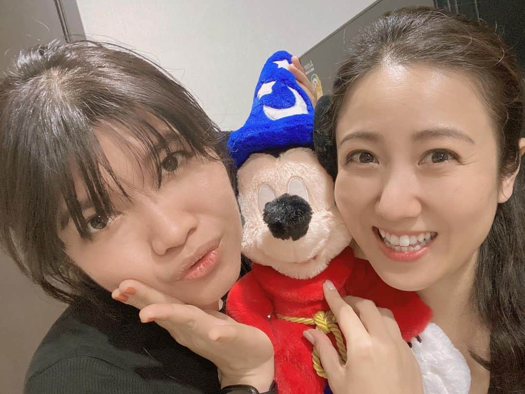 のインスタグラム：「She gave me Japanese Mickeymouse from Japan to me who is Japanese🐭  Thank you ❤️  Safe flight to Sydney🇦🇺  #mickeymouse #ミッキーマウス  #オーストラリアの時のルームメイトだよ😊❣️」