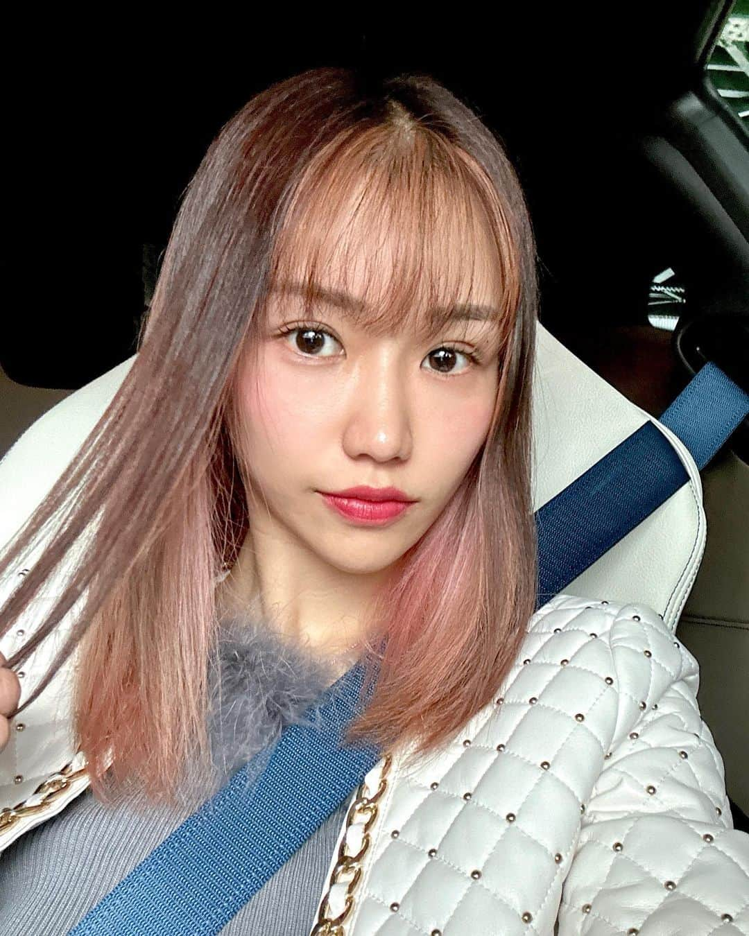 yu-yu.（友癒）のインスタグラム：「. 春っぽくピンクさらにいれたヘアスタイル💇‍♀️  昼間は仕事したけど、春服買ってご飯食べてめっちゃ夜寝れて久しぶりに最高やった🥺💓 #プラダ #prada #よし澤 #よし澤銀座 #ノーメイク #すっぴん #dayoff #フェラーリ #フェラーリローマ #ferrari #ferrariroma」