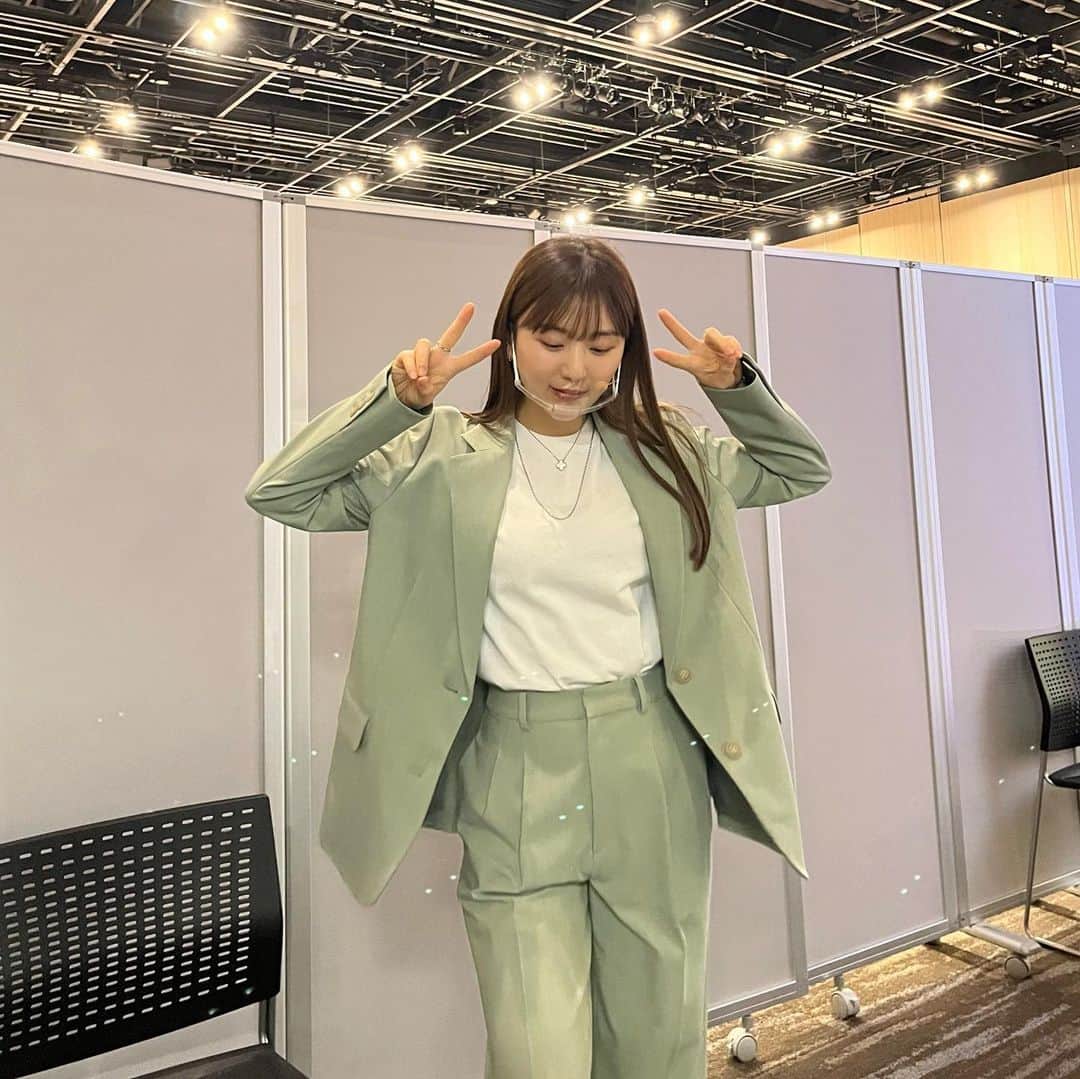 ひよんのインスタグラム：「💚🤍  この前の大阪でのロフトイベントのお洋服💚 実は @uniqlo_jp のセットアップなの😆！ 高見えがすごい👏🏻👏🏻 色も可愛いし完璧👏🏻👏🏻  好評で嬉しかった💚 中は @23ku_official のTシャツ着たよ🧚🏻‍♀️  #ひよん #ひよんコーデ #ユニクロコーデ #ユニクロ #セットアップコーデ」